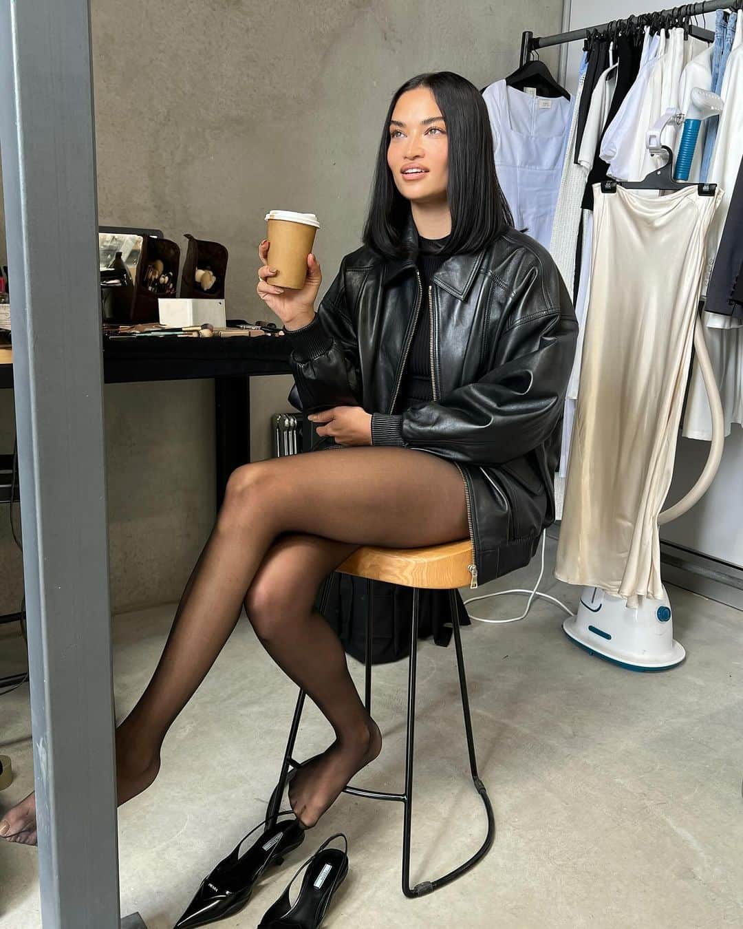 シャニーナ・シャイクのインスタグラム：「Coffee break on set 🖤」