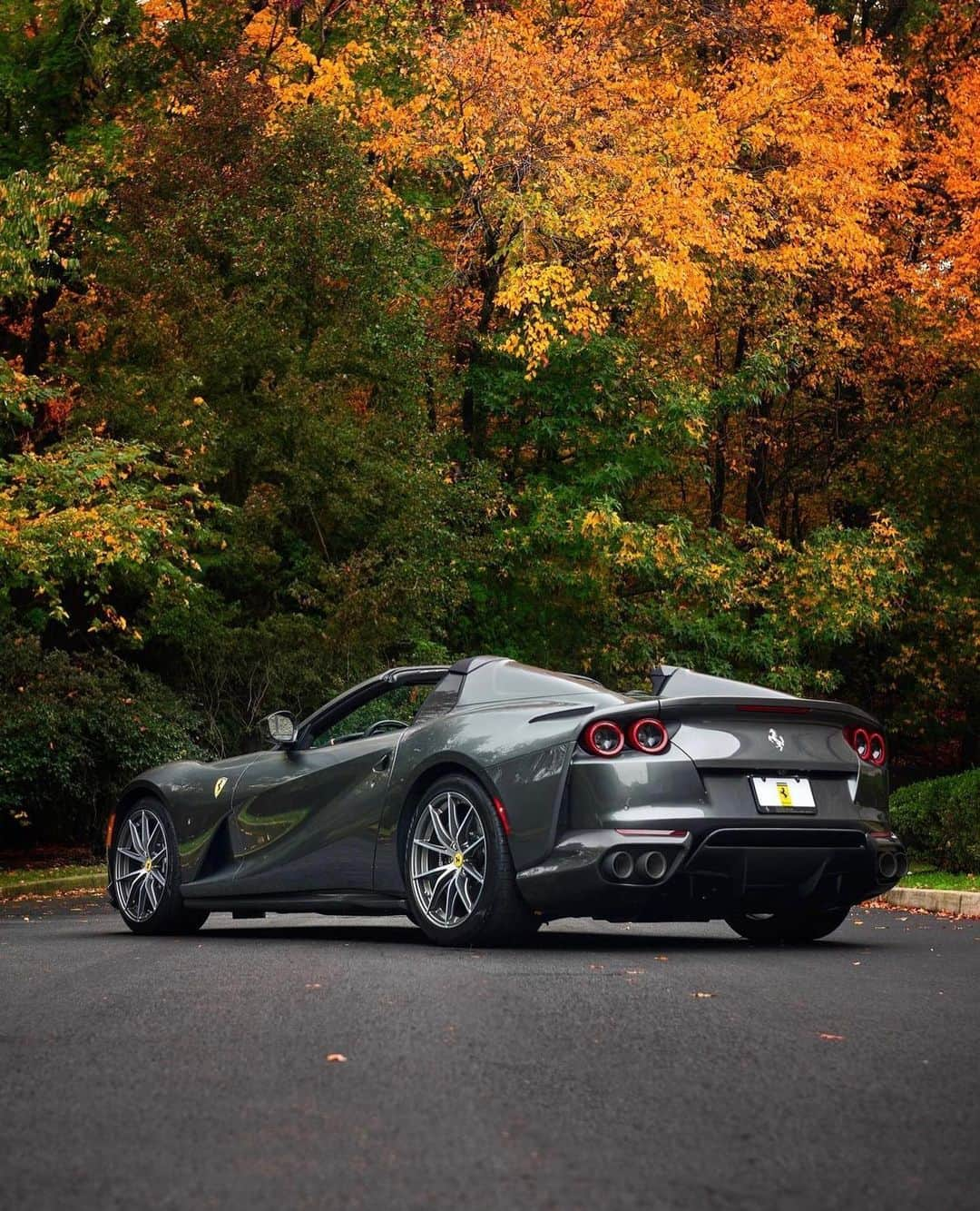 Ferrari USAさんのインスタグラム写真 - (Ferrari USAInstagram)「A fall #FerrariFriday with the #Ferrari812GTS. 🍁  📷: @ferraricentralnewjersey」11月4日 7時53分 - ferrariusa