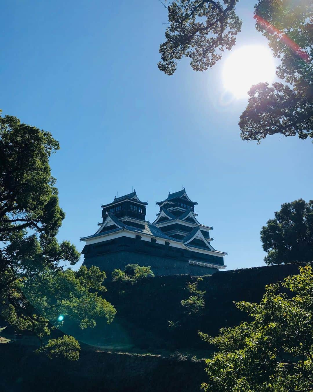 浜崎貴司のインスタグラム：「写真は昨日の参拝した加藤神社からの熊本城。  相変わらず凛々しかったです。  神社には七五三の子供たちが沢山来ていて、  家族の、子供たちの無事を願う気持ちで、  境内は溢れていました。  そして昨日に引き続き熊本グルメ。  先月熊本に来た時に食べたものをふたつ紹介します。  まずは名物の太平燕(タイピーエン)。  麺が春雨なのが一番の特徴。  あっさりしているのが美味しいのです。  九州の食べ物はトンコツベースのスープが多く、  濃いイメージがありますが、  実は博多ラーメンもそうですが、  想像以上にあっさりしているものが多いのです。  あっさりのおいしさ。  控えめの美学。  九州の食文化は一筋縄ではいきません。  そして紅蘭亭は店の雰囲気も素晴らしいです。  もうひとつ。  熊本の市内で美味しい朝食を出しているお店があります。  美人のお姉さんが2人で切り盛りしている、  一汁三鉢というお店。  私はシャケのおにぎり、豚汁、オクラ納豆、ハムエッグを食べました。  間違いない味。  8時から11時まで営業。  毎日やっていないので、お店のインスタグラムで要チェック。  さて、今日もしっかり食べて1日頑張りましょう！  いよいよ本日、  熊本城ホールでのGACHIスペシャルです。  今日は16:30開場、17:30開演です。  会場は熊本城ホール メインホール。  当日券も出ます。  この機会をお見逃しなく！  浜崎貴司 GACHIスペシャル  11/4(土)　熊本城ホール  11/5(日)　福岡サンパレス　ホテル＆ホール  出演者：浜崎貴司　奥田民生　木村充揮　トータス松本　YO-KING  伴都美子(11/4のみ)　藤原さくら(11/5のみ)  #一汁三鉢  #太平燕  #紅蘭亭  #熊本城  #加藤神社 #熊本グルメ  @ichijyu_sanpachi_kmj」