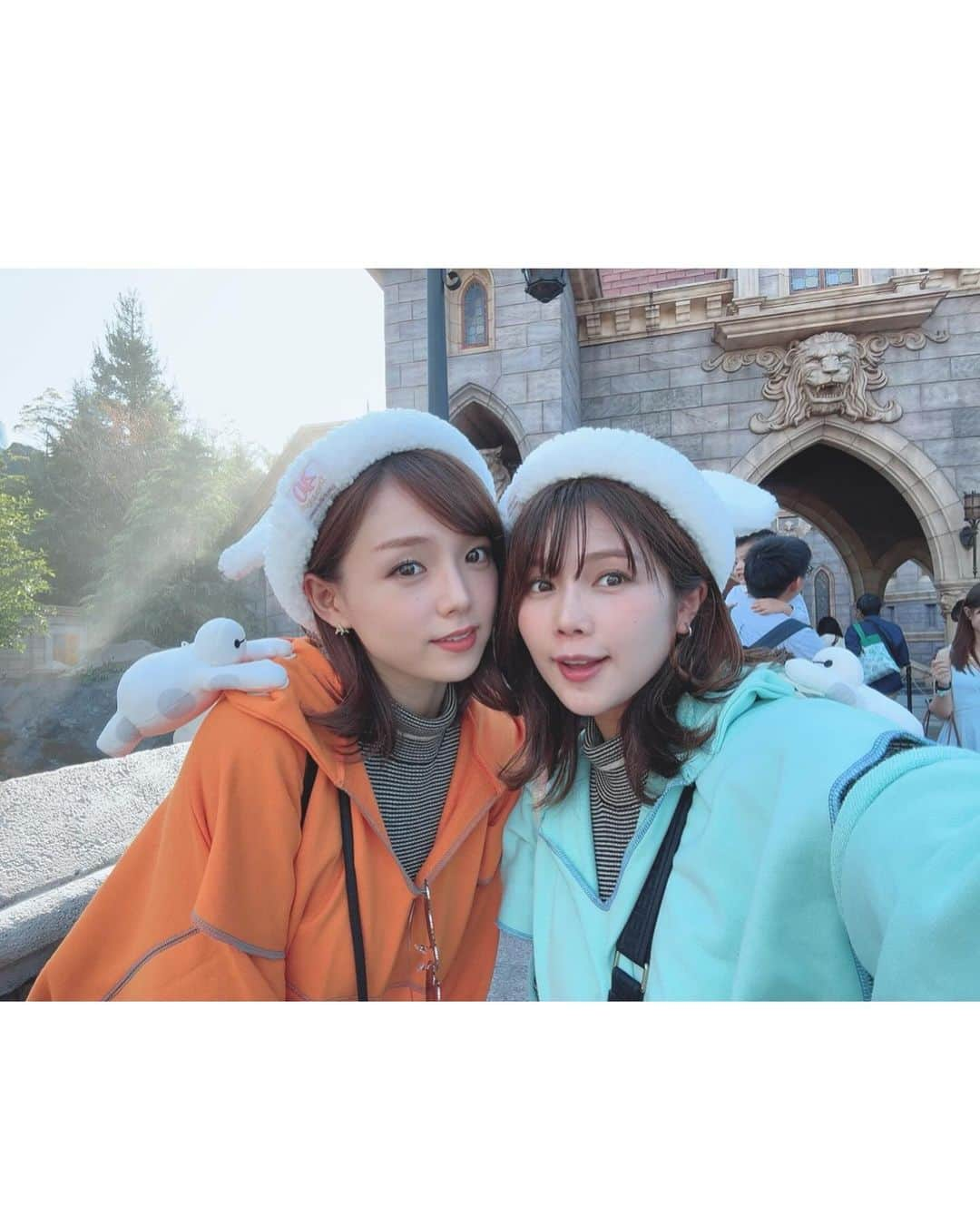 沢辺りおんさんのインスタグラム写真 - (沢辺りおんInstagram)「@shinopp._.ai とディズニーハロウィン🎃 9月にもお揃いのコーデで向かったけどチケットなくて 入れなくてなくなくららぽーとで買い物して 高くついた💰 ということで再チャレンジ！ 今回は事前にしっかりチケット買って🙆‍♀️  欲しかった40周年のポップコーンバケットもGetして 嬉しい☺️🥰 夜はウキウキで光らせてた🫠🧡  #マタニティコーデ  #ディズニーコーデ  #ディズニーランド  #妊婦  #妊婦生活」11月4日 7時56分 - rionsawabe