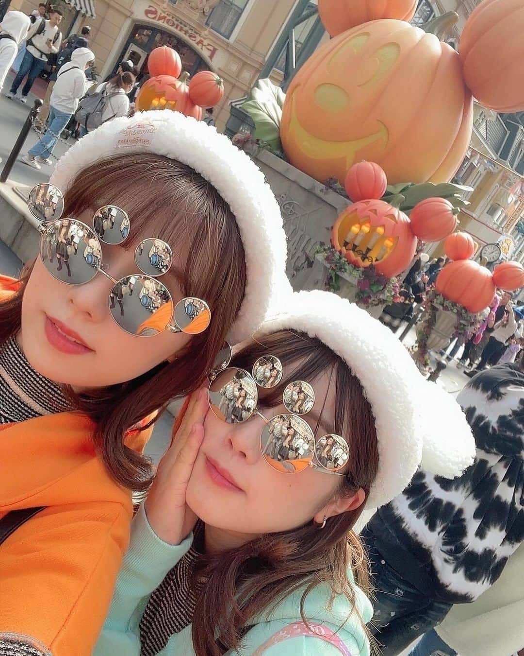 沢辺りおんさんのインスタグラム写真 - (沢辺りおんInstagram)「@shinopp._.ai とディズニーハロウィン🎃 9月にもお揃いのコーデで向かったけどチケットなくて 入れなくてなくなくららぽーとで買い物して 高くついた💰 ということで再チャレンジ！ 今回は事前にしっかりチケット買って🙆‍♀️  欲しかった40周年のポップコーンバケットもGetして 嬉しい☺️🥰 夜はウキウキで光らせてた🫠🧡  #マタニティコーデ  #ディズニーコーデ  #ディズニーランド  #妊婦  #妊婦生活」11月4日 7時56分 - rionsawabe