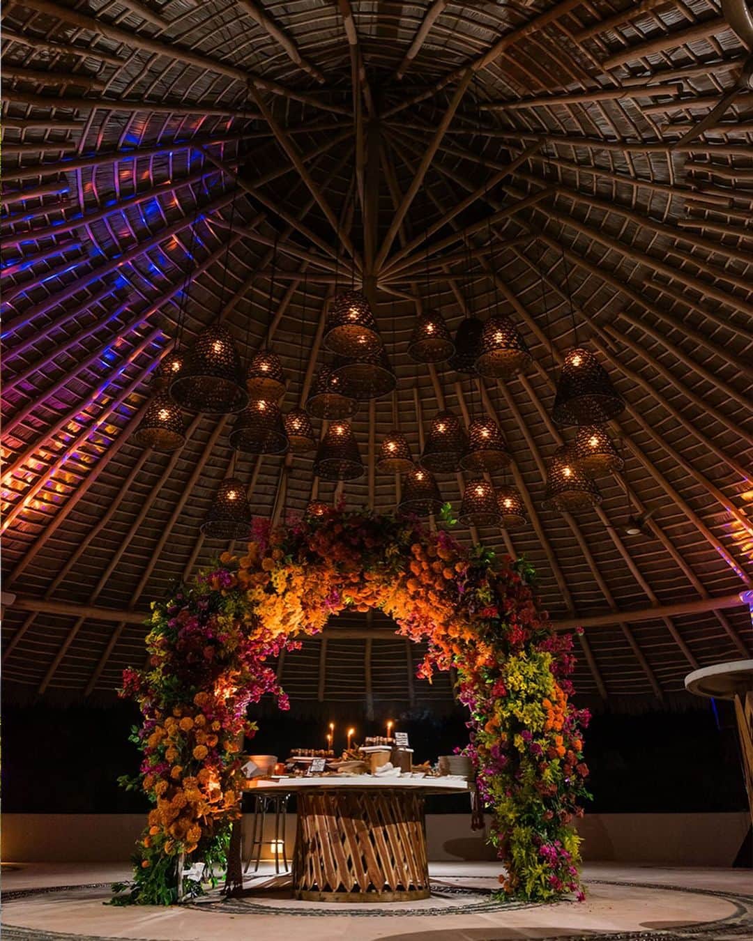 Ceci Johnsonさんのインスタグラム写真 - (Ceci JohnsonInstagram)「Last week, we had the privilege of orchestrating another spectacular international event @theinnercircleexperience. It was a rendezvous of creativity and luxury at the exquisite @fspuntamita. Del Cabo Events was honored to lead the charge in conceptualizing, furnishing, and producing enchanting evening dinners  Our heartfelt gratitude to @michellepourroy for their breathtaking floral designs and to @cecinewyork for crafting invitations of unparalleled luxury.  Special thanks to @theinnercircleexperience and @sadeawe for bringing this incredible group together and welcoming us into the ICE family.  The adventure has just begun, and we can't wait for more extraordinary moments with all of you! Swipe to see all the details of these incredible days!  #TheInnerCircleExperience #SolidAsICE  @theinnercircleexperience Venue: @fspuntamita Production, Design, Decor & Rentals: @delcaboevents Branding & Luxury Stationery: @CeciNewYork Floral Design Studio: @michellepourroy DJ: @onesoundandent Photography: @kismisinkphotography Live Music: @nayarta_entertainment Audio: @celtrevaudiovisual Speakers: ABA KWAWU @taa_pr AMILYA ANTONETTI @AMILYA_ANTONETTI BRENT JOHNSON: @BRENTJOHNSONJD KERI SELIG @KERISELEIG KUBI SPRINGER @SHEBUILDSBRANDS MORIN OLUWOLE @morin NATASHA MAYNE @IAmNatashaMayne DAISY MACK: @spiritualmixtape」11月4日 7時57分 - cecinewyork