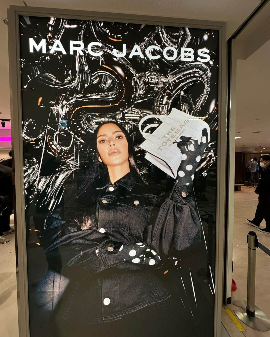 國分晴奈さんのインスタグラム写真 - (國分晴奈Instagram)「❤︎ @marcjacobs 横浜そごう店 リニューアルオープンイベントへ✨  ゲストでいらしてたヨンアちゃん @youn1029 とも会えました♡  ヨンアちゃん何頭身⁈ 背がすらーっと高くてお顔が ちっちゃくて拳大くらい😂 注意⚠️決して私の顔が大きい訳ではありませんw  世の中にはこんなに美しい人が いるんですね🥹  こんなに美しいのにとっても気さくで お買い物もアドバイスもして くださいました。  こちらのモコモコバッグは ヨンアちゃんにオススメして頂いた バッグがこちら♡  沢山可愛いバッグがあって迷ったけど 大満足のショッピングになりました！  ヨンアちゃん、マークジェイコブズ 横浜そごう店の皆さま、 楽しい時間をありがとうございました♡  #marcjacobs #マークジェイコブズ#マークジェイコブス #マークジェイコブスバッグ #モコモコバッグ#トートバッグ#秋冬バッグ#秋冬ファッション」11月4日 7時58分 - haruna.kokubun