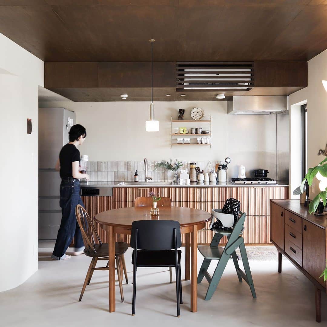 EIGHT DESIGNのインスタグラム：「気に入ったらいいね＆保存お願いします♪ @eightdesign  エイトデザイン建築デザイナーの自邸。 3人家族でコンパクトに暮らす、72平米のマンションリノベーションです。 　 陰影が美しいリブパネルのキッチンはオリジナルで造作しました。  施主・デザイナー @cat8lovers  📷RENOVATION WORKS179 名古屋市昭和区マンションリノベーション事例 専有面積：72.82㎡ 家族構成：ファミリー（こども1人） 事例詳細はプロフィール（ @eightdesign ）のリンクをクリック👀 〰︎〰︎〰︎〰︎〰︎ 📺家づくりの相談はコメントでお気軽に☺️ @eightdesign 〰︎〰︎〰︎〰︎〰︎ 🎪店舗デザイン事例集 @eightdesign8shop 🏢オフィスデザイン事例集 @office8eightdesign 🐕スタッフの日常 @eightdesign_2nd 〰︎〰︎〰︎〰︎〰︎ #キッチン #キッチンインテリア #キッチン収納 #壁付けキッチン #eightdesign #エイトデザイン #リノベーション」