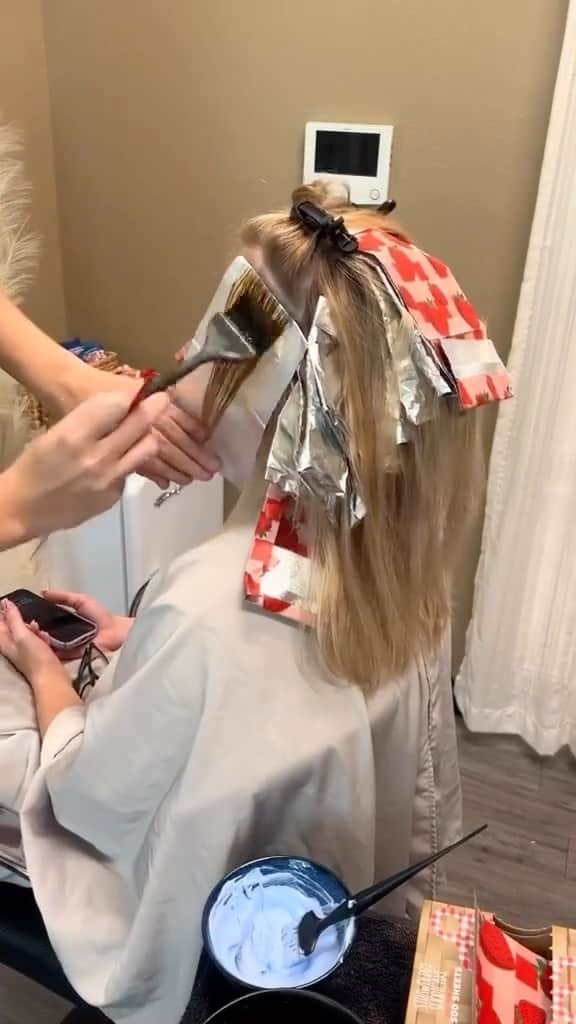 CosmoProf Beautyのインスタグラム：「It’s low-lighting season and you don’t want to miss this transformation from @Stew.Stylez using @SchwarzkopfUSA.  Stew loves @SchwarzkopfUSA because the color packs a punch without being hard to remove when his blondes are ready to go lighter again.  Formula Used:  ► All over: Igora Vibrance 7-65, 7-0, and a little 7-1 ► Face frame: Schwarzkopf BLONDME + 7vol  Visit us in-store or online at www.CosmoProfBeauty.com for all your low lighting needs!  #CosmoProf #SchwarzkopfUSA #BLONDME #LowLights #BlondeHairdresser #HairEducation #BehindTheChair #GrayCoverage #StylistHacks #SalonTips #HairEducator #HairClass #SalonEducation」