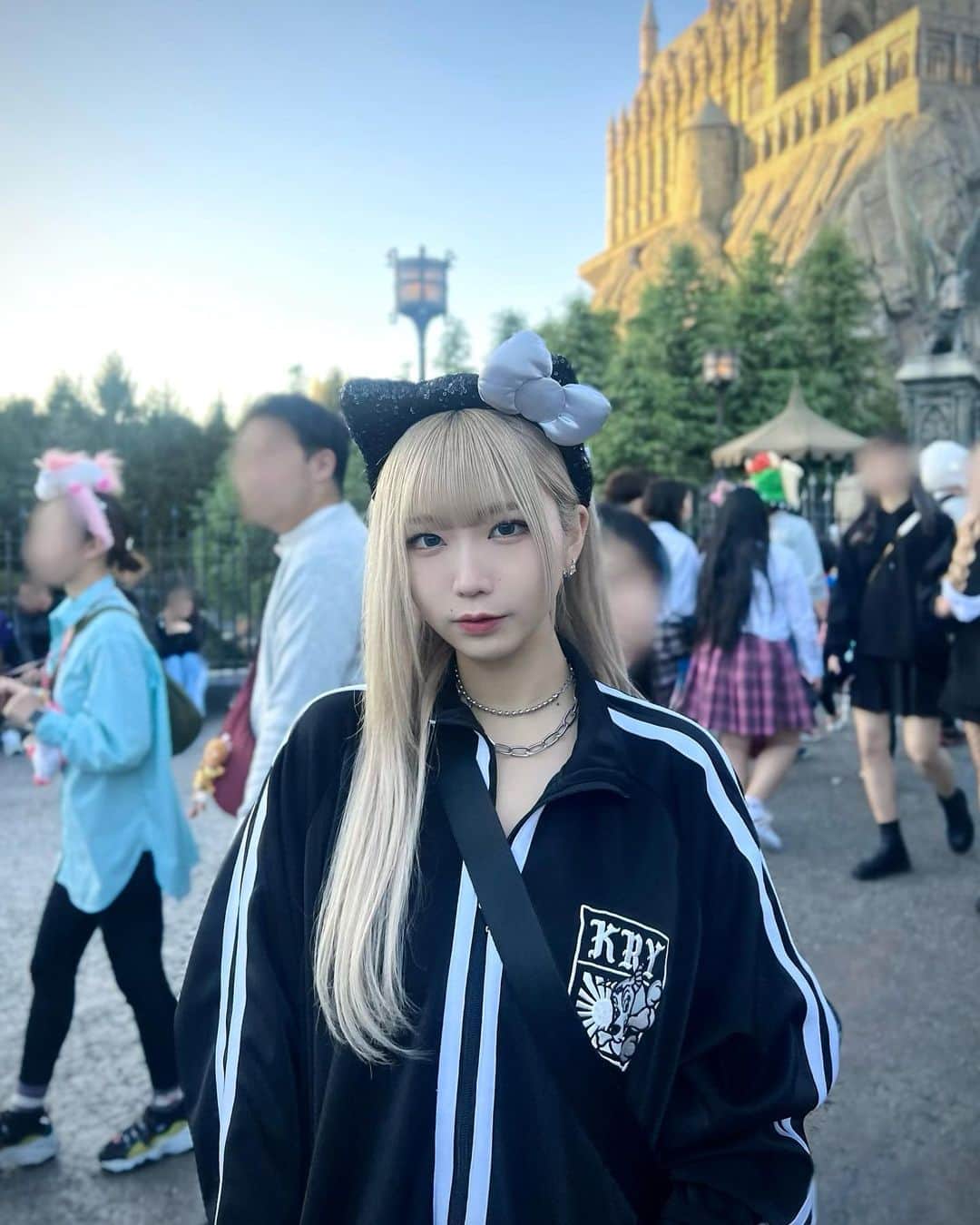 米田みいなさんのインスタグラム写真 - (米田みいなInstagram)「🐈‍⬛🎀🐈‍⬛🎀  おはよっ！！ 大阪いくよーんっ  (今日、明日大阪でライブ！　まってるね＾＾)  わぁ、ユニバ行きたいな、 てか、このキティちゃんの頭かわちぃ  #大阪 #japanesegirl #usj #大阪観光 #japantrip #ユニバ #ジャージ #トラックジャケット #韓国ストリート #エクステ #ストレートヘア #ハイトーンカラー #ブロンド #galfy #kryclothing #ストリート系女子 #오오티디 #할로윈 #좋아요반사　#셀카  #ブロンドヘアー #ホワイトブロンド #osaka #gothgirl #ootd #hellokitty #キティちゃん」11月4日 8時06分 - miina_yoneda