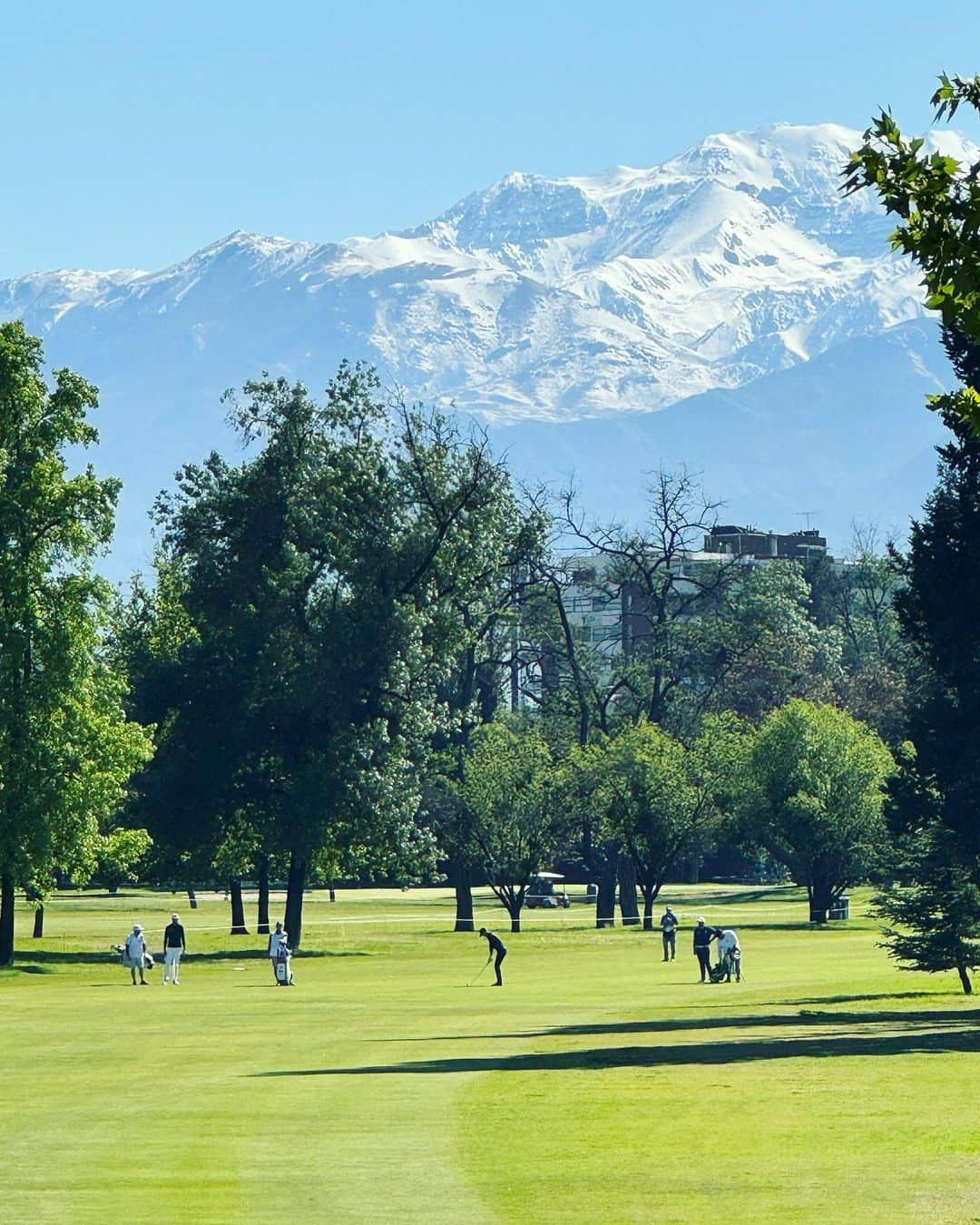 カルロス・オルティスのインスタグラム：「Great day at the office 🏔️ ⛳️」