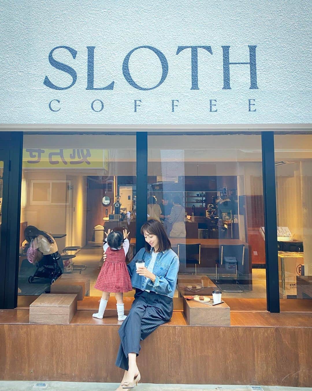 奥田順子のインスタグラム：「cafeも一緒に楽しんでくれる🤭🤭🤭  ほんと、男の子と違いすぎて🩷  #1歳4ヶ月#1歳女の子#子連れ神戸」
