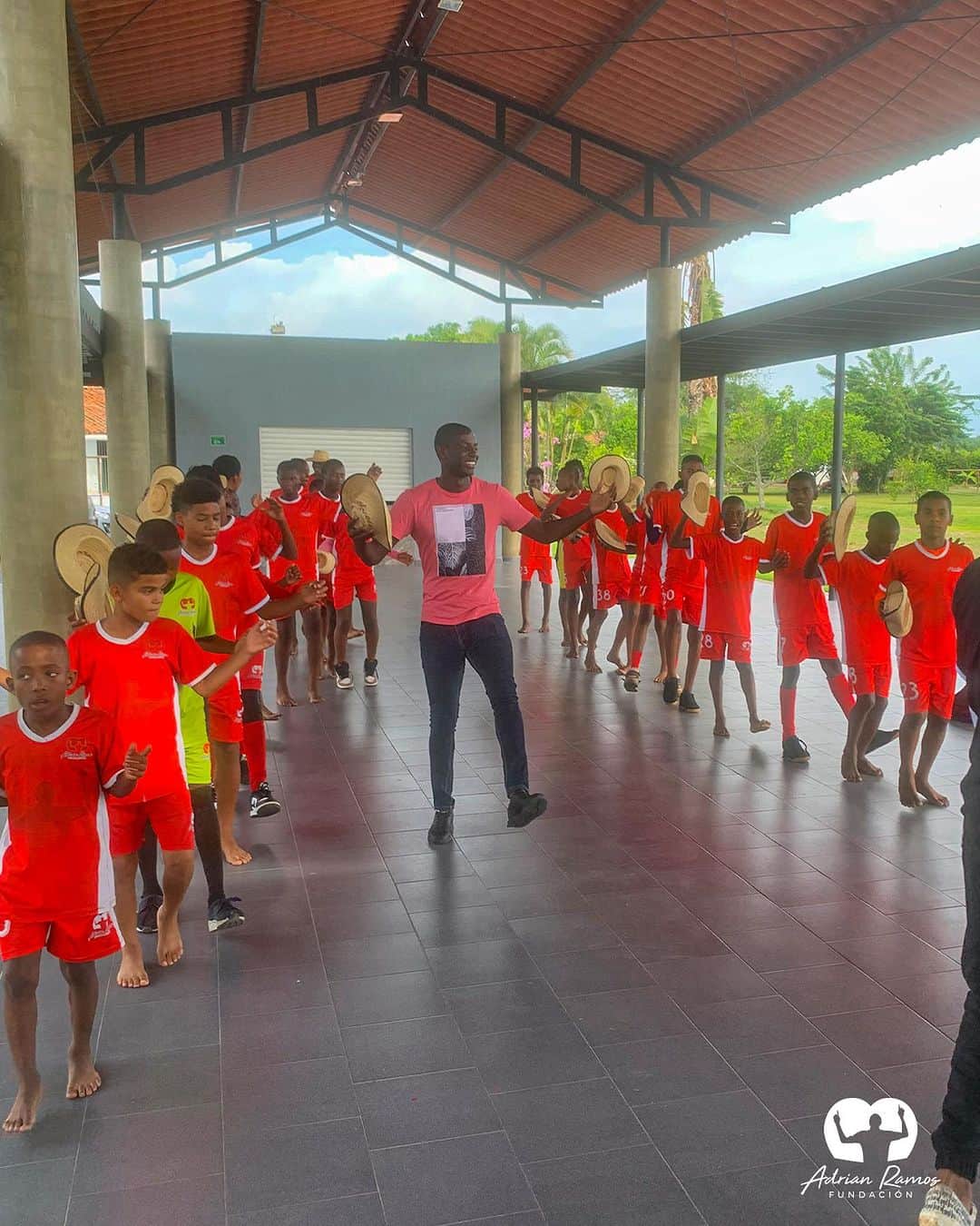 アドリアン・ラモスのインスタグラム：「El día de hoy recibimos una visita especial en nuestra clase de danza @adrianramosla20 🫡🫶🏾  'Adriancho' nos acompañó y disfrutó de este espacio donde buscamos mejorar los movimientos corporales, coordinación y el desplazamiento al ritmo de la música 🎶   Además, a través de la danza logramos mejorar la agilidad física y mental en pro de una formación integral de la niñez 🔝🤙🏾  #FundacionAdrianRamos #FundacionAr20 #ConstruyendoFuturo」