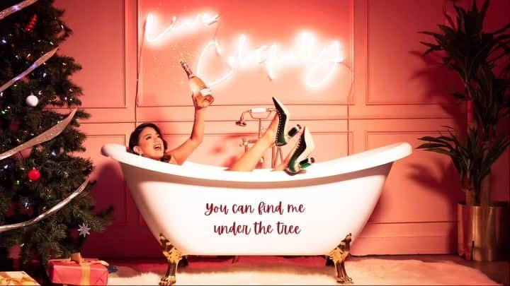 アリー・ブルックのインスタグラム：「You can find me #UnderTheTree... 🎄❤️🎁 Sing along to my new Christmas single by watching the lyric video on @YouTube! 🎶 #UnderTheTreeEP」