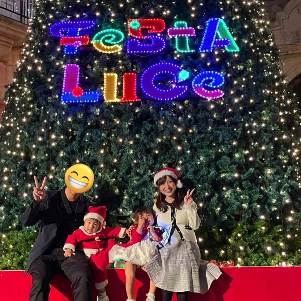いわさきふきこ のインスタグラム：「フェスタルーチェin和歌山マリーナシティ【写真編】  毎年司会を担当させていただいている点灯式🎄(コロナ禍は点灯ライブ配信)  今年は臨月間近のため司会は断念したものの、、いてもたってもいられず家族で一般参加いたしました✨  古澤会長の熱いご挨拶や、公式アンバサダーの山之内すずちゃんのサプライズ登場、安田大サーカスHIRO君によるテレビ中継、打ち上げ花火等もあり、初日から大変な盛り上がりでしたよ🎅  これまでは「マスクの下の笑顔」を想像しながらでしたが、今年は来場者・関係者の皆さんと笑顔を共有できたことが何よりの幸せでした。  来年2月12日まで開催ですので、是非訪れてみてくださいね。  ※多くの方々とお写真を撮らせていただきましたが、許可をいただいた方のみ投稿しております。思い出のお写真、ありがとうございました🥰  #フェスタルーチェ #festaluce #ライトパレード #イルミネーション #関西イルミネーション #和歌山観光」
