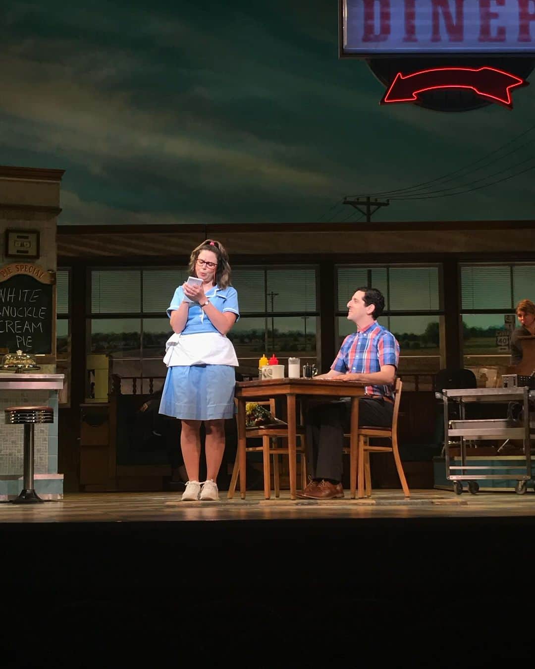 アダム・シャピロのインスタグラム：「That time when @ktqlowes used to bring me breakfast every day 😂😂 #waitressmusical」
