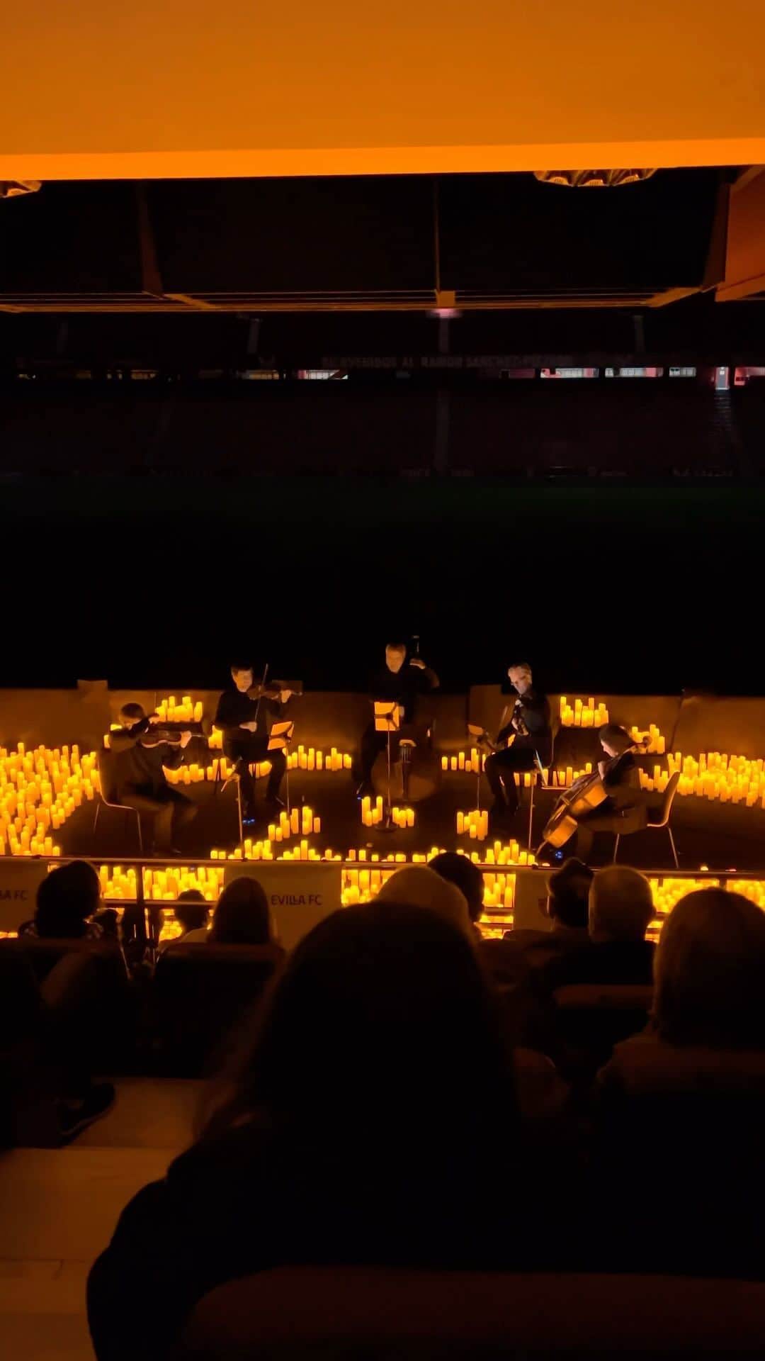 セビージャFCのインスタグラム：「Una noche mágica en el Ramón Sánchez-Pizjuán. 😍  🕯️ 🎻 🏟️  #WeareSevilla #NuncaTeRindas」