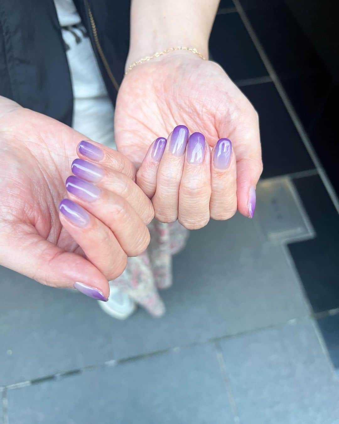 Kana Kobayashiのインスタグラム：「#purple #nail #gradation #シンプルネイル #ネイル #ネイルアート #ネイルデザイン ＃グラデーションネイル #東京ネイルサロン」