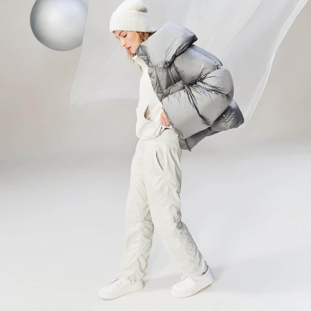 lululemonさんのインスタグラム写真 - (lululemonInstagram)「Looking for presence? You’re getting warmer. Wrap up the moment with our Winter Whites collection. Link in bio to shop.」11月4日 8時37分 - lululemon