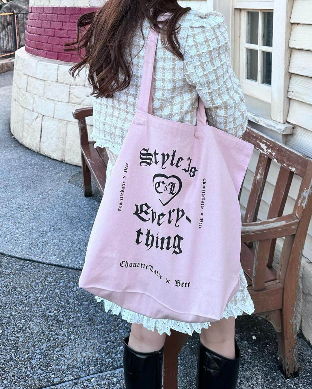 平松可奈子さんのインスタグラム写真 - (平松可奈子Instagram)「💠Style is everything💠  本日伊勢丹新宿POPUP 来店イベント1日目になります♡ 13時〜15時🕰️ お待ちしています🏹  伊勢丹新宿限定バックをご紹介🧳 しっかりとした生地に まちつきで沢山入るサブバッグ！ ピンク✖️ブラック ブラック✖️ピンク とっても可愛いので ぜひチェックしてくださいね♡  着ているセットアップも　@chouette_latte  MUSEを襟なしで💠  #シュエラテ　#アキュートガール #acutegrrrl  #ツイード　#セットアップ　#サブバッグ　#kanacofashion  #低身長コーデ」11月4日 8時35分 - 11kanaco14