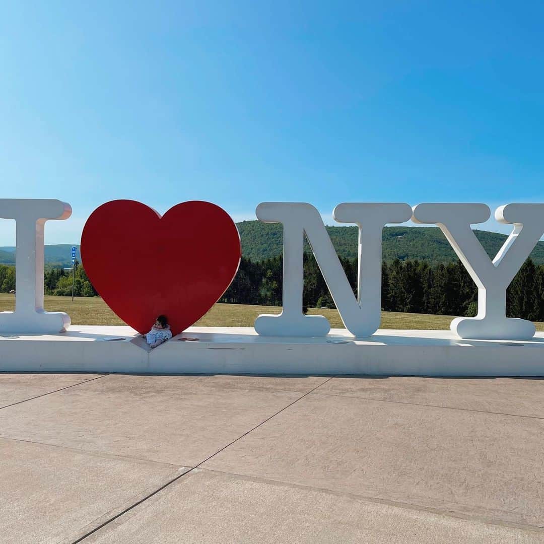 YOKOのインスタグラム：「I ❤️NY  むちむち娘3ヶ月で飛行機デビューしてパパに会いに🇺🇸  さかのぼって投稿してく🫶  ※視線の先にパパいるよ👌🏼  #ニューヨーク旅行#子連れ旅行#赤ちゃん連れ旅行#海外旅行 #NY#nyc#nyctravel#nyctravel #usa#usatravel#usatrip#usa」