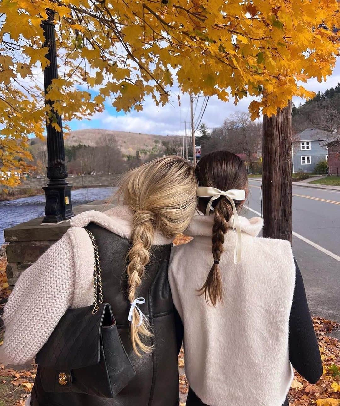 のインスタグラム：「👯‍♀️🍁🍁」