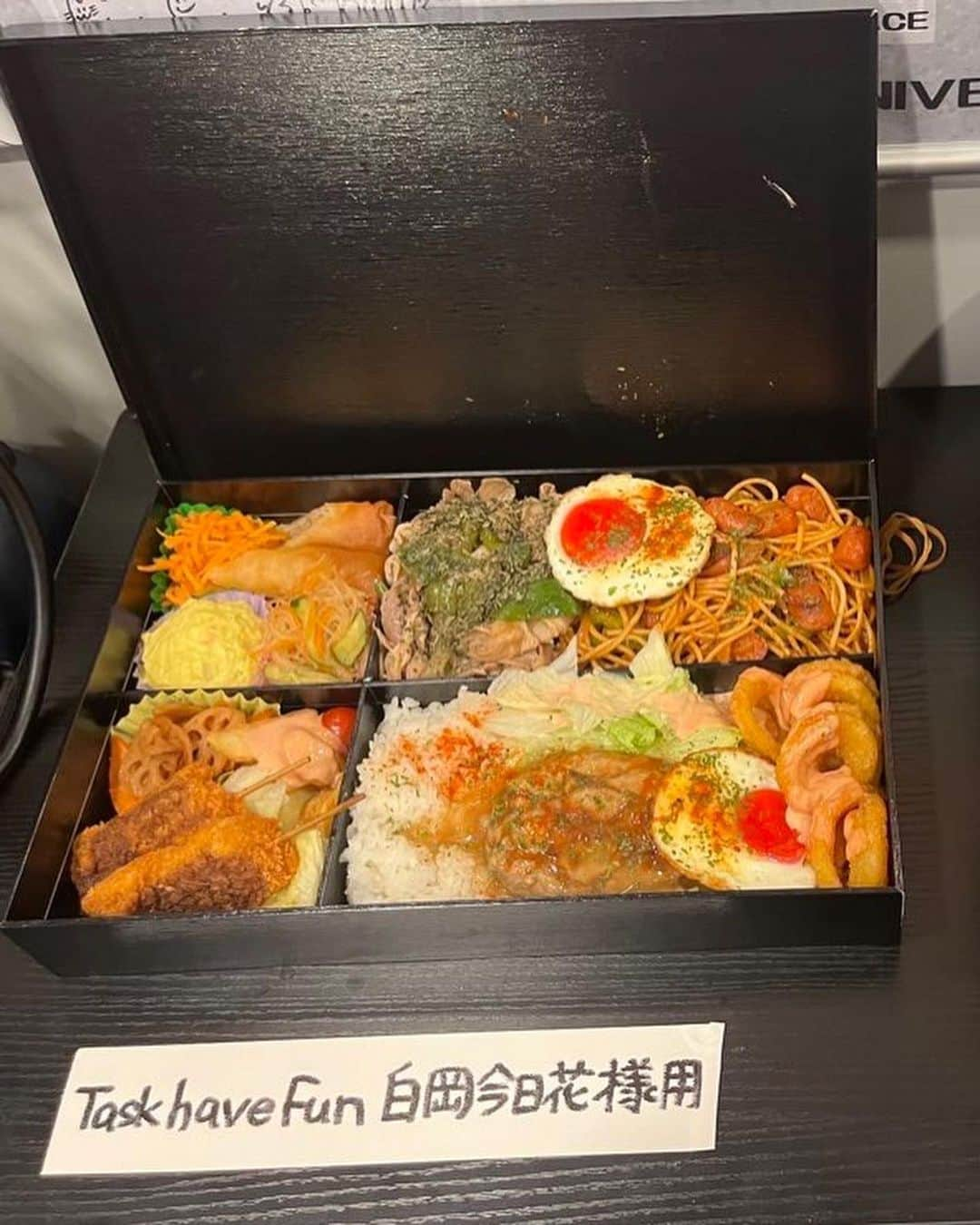 白岡今日花さんのインスタグラム写真 - (白岡今日花Instagram)「ドデカ弁当！！！  前にお弁当ひとつじゃ足りないという話をしたら スタッフさんがドデカ弁当を用意してくれました😂😂😂  このお弁当めちゃくちゃ美味しかった❤️❤️」11月3日 23時38分 - kyoka_shiraoka