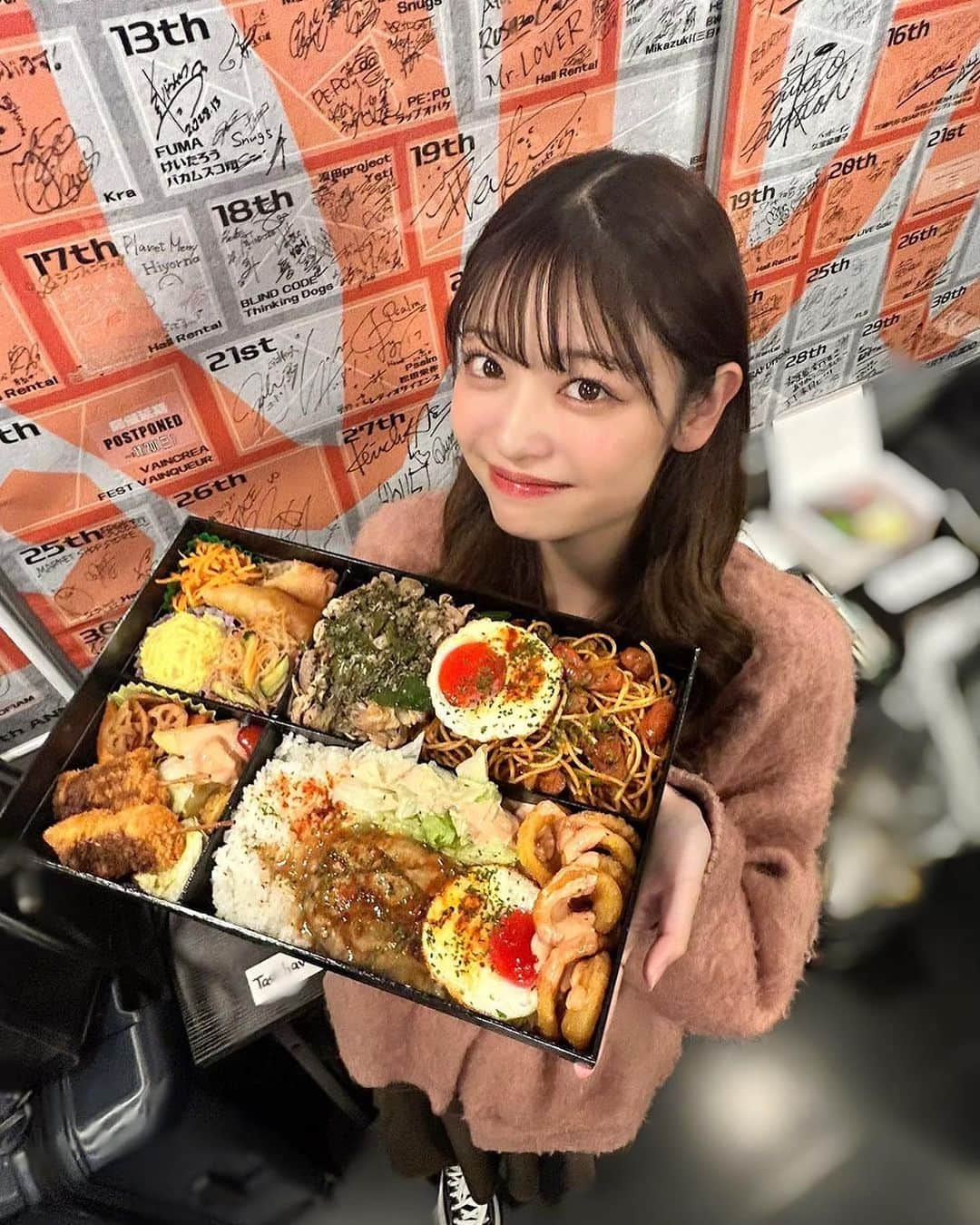 白岡今日花のインスタグラム：「ドデカ弁当！！！  前にお弁当ひとつじゃ足りないという話をしたら スタッフさんがドデカ弁当を用意してくれました😂😂😂  このお弁当めちゃくちゃ美味しかった❤️❤️」