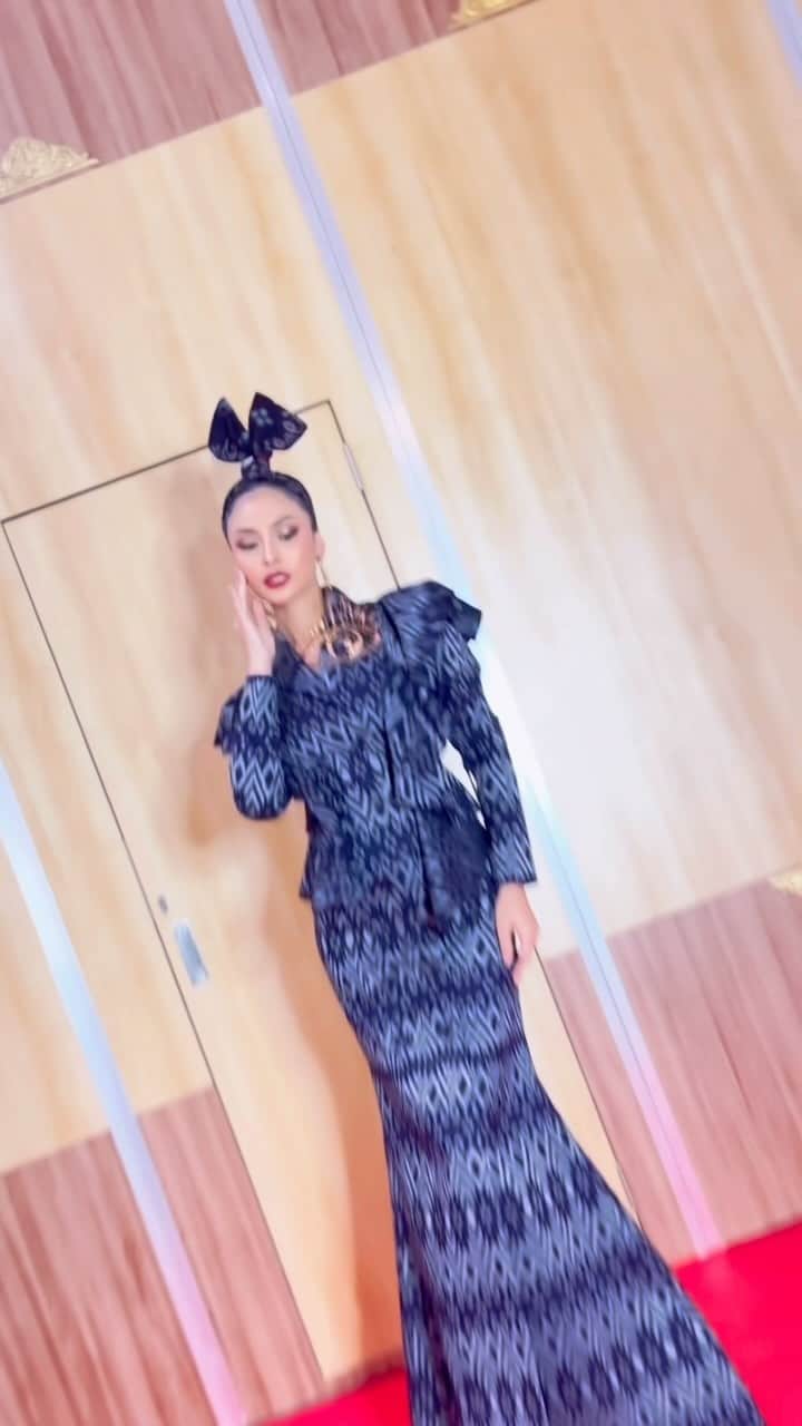 Ivan Gunawanのインスタグラム：「.  Turning a traditional woven into modern trends:  I'm using "Tenun Mulya" Bandar Lor from Kediri City, East Java.  @tenunmulya  My journey of creating something from a traditional woven fabric into a stunning fashion collection for the runway for East Java Fashion Harmony @eastjavafashionharmony @dispudparjatimprov @dispudparjatim.lppk . May this collaboration be a vibration that does not stop in Kediri, but also triggers vibrations in other cities to participate in supporting the wealth of this country so that it continues to be close to young people in every generation, now and in the future.  #ivangunawan #fashionshow  #eastjavafashionharmony #tenunmulya #tenunmulyabandarlor」