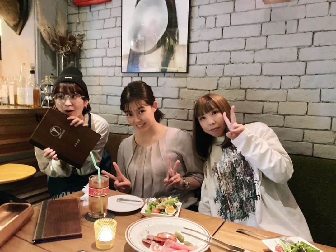 郷司利也子さんのインスタグラム写真 - (郷司利也子Instagram)「またとある日のお食事会。  　Tokyo　Seven  三軒茶屋駅から徒歩５分  フォアグラ鴨の生ハム　バルサミコソース オリーブ３種盛り合わせ スペイン産イベリコ豚サラミ・チョリソー2種盛り合わせ エビフリッカー  その他にもピザ２枚食べました。 おしゃれで全部美味しい。  写真は、お店の店員さんと中学校の同級生まいちゃん。  まいちゃんとは中学時代にはほとんど話したこともありませんでしたが、なぜか今はこんな感じ💓  きっかけが何だか思い出せない笑  私と仲良くしてくれて、ありがとー。 　　  そして私の中学時代ですが…  やり直すなら小学校高学年からで、私立の中学を受験しておけば良かったとよく話す後悔多めのちょっと闇の時代です。  やっておけば良かったことの後悔が一番残っています。  今仲良くしている同級生メンバーと出会えなかったら、とてもさみしいから、結果論良かったんだろうけど。  その時に出来なかったことの半分くらいは大人になってから達成出来たので、残り半分も時間かけてやっていこうかなと思います笑  #プロボクサー#アラフォーボクサー#ボクシング#アラフォーアスリート#女子アスリート#女子格闘家#カフェ#三軒茶屋#昔の思い出##三軒茶屋飲食店#三軒茶屋BAR#アラフォー女子#女子会#同級生」11月3日 23時40分 - goshiriyako