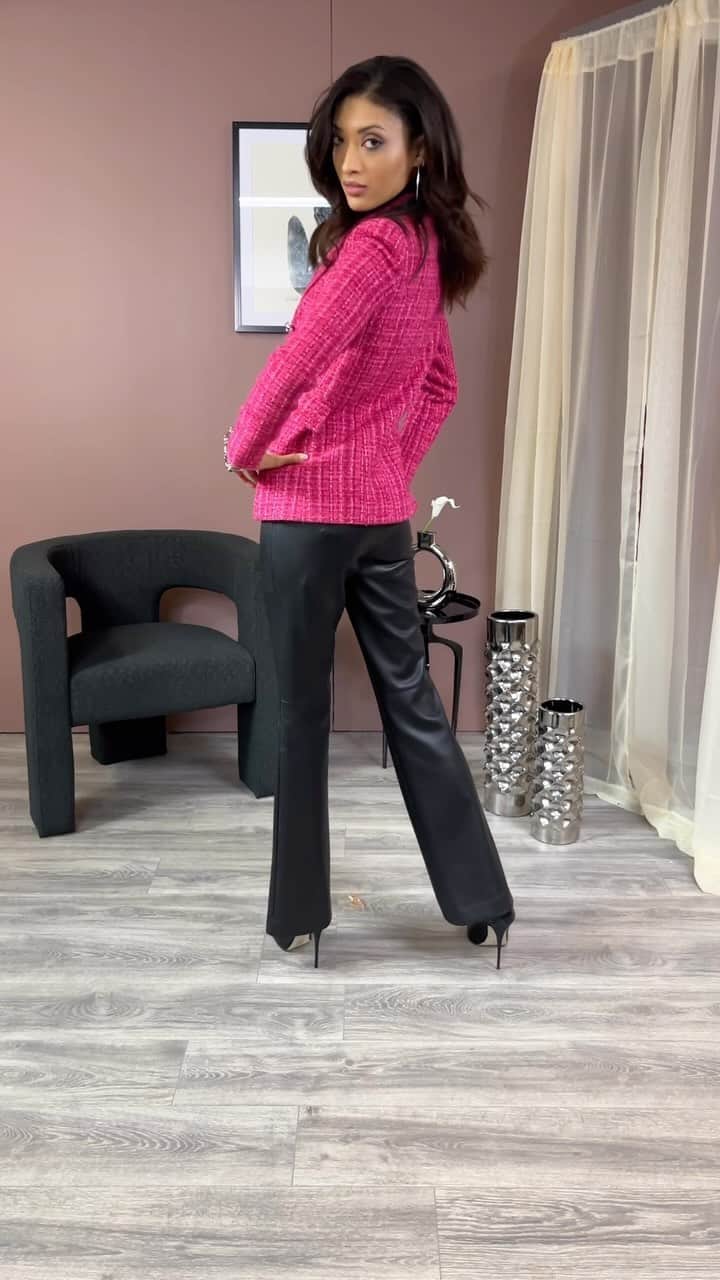 エリータハリのインスタグラム：「Dress up your holiday look with the perfect pair of pants. Whether your looking to make a statement in sequins, keep it modern in crepe or rock out in vegan leather - we got you covered! Make this season your most glamorous yet. 🌟  All pants exclusively available to shop at elietahari.com & Elie Tahari Collection Stores.」