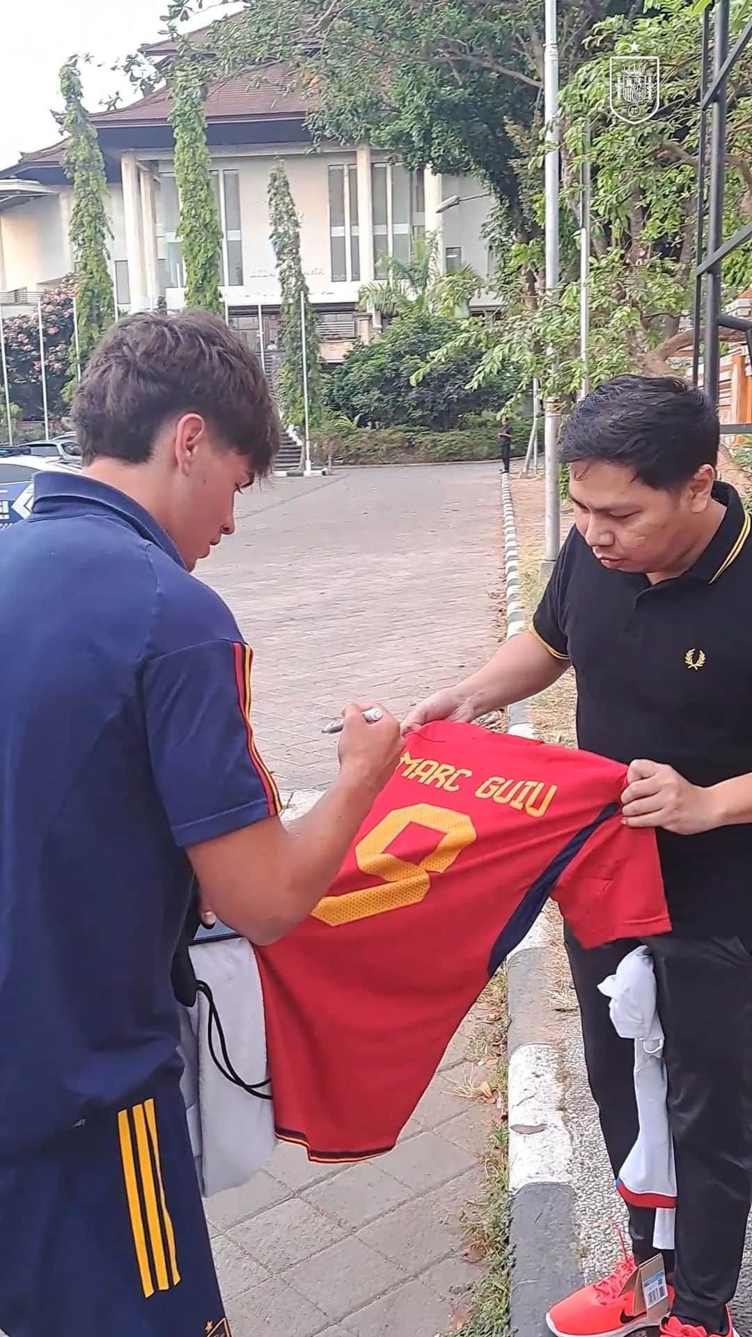 サッカー スペイン代表チームのインスタグラム：「🤳👕 Los fans de @marcguiu9 llegan hasta Indonesia   🙄 Y eso que todavía no ha empezado el Mundial...  #U17WC」