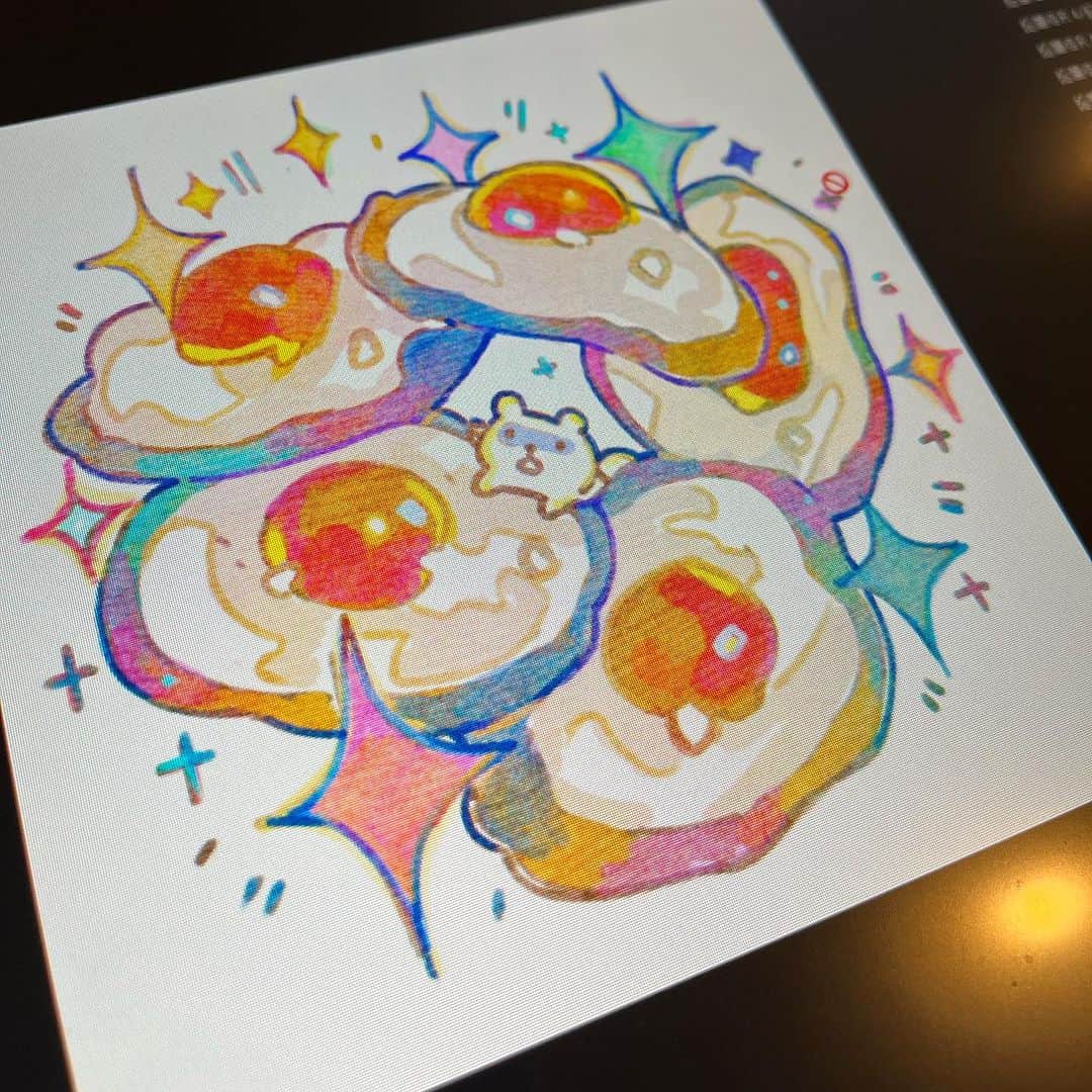 もみじ真魚さんのインスタグラム写真 - (もみじ真魚Instagram)「『#1666/「Sunny Side Circle.」』  もみじ真魚/MaoMomiji 2023年11月3日 23:44  ”The place I want to be, the colors I want to be, the light I want to be." Today I sketched ideas for about 30 minutes before drawing. Recently, I try to spend as much time and attention as possible on sketching ideas. Today's illustration is my favorite because I was able to fill it with things I like. Let's see what I can come up with tomorrow.  「自分の居たい場所と居たい色、居たい光」 今日は３０分ほどアイデアスケッチをしてから作画、最近はアイデアスケッチになるべく時間と意識をかけるようにしています。今日のイラストは好きなものを詰め込めたのでお気に入りです。明日は何が思いつくかな。  #日刊ごはんが好き #foodie #foodieart #dailyilovefood  #毎日更新 #foodillustration #fooddrawing #もみじ真魚 #maomomiji #飯テロ #美食 #sunnysideup #egg」11月3日 23時47分 - maomomiji