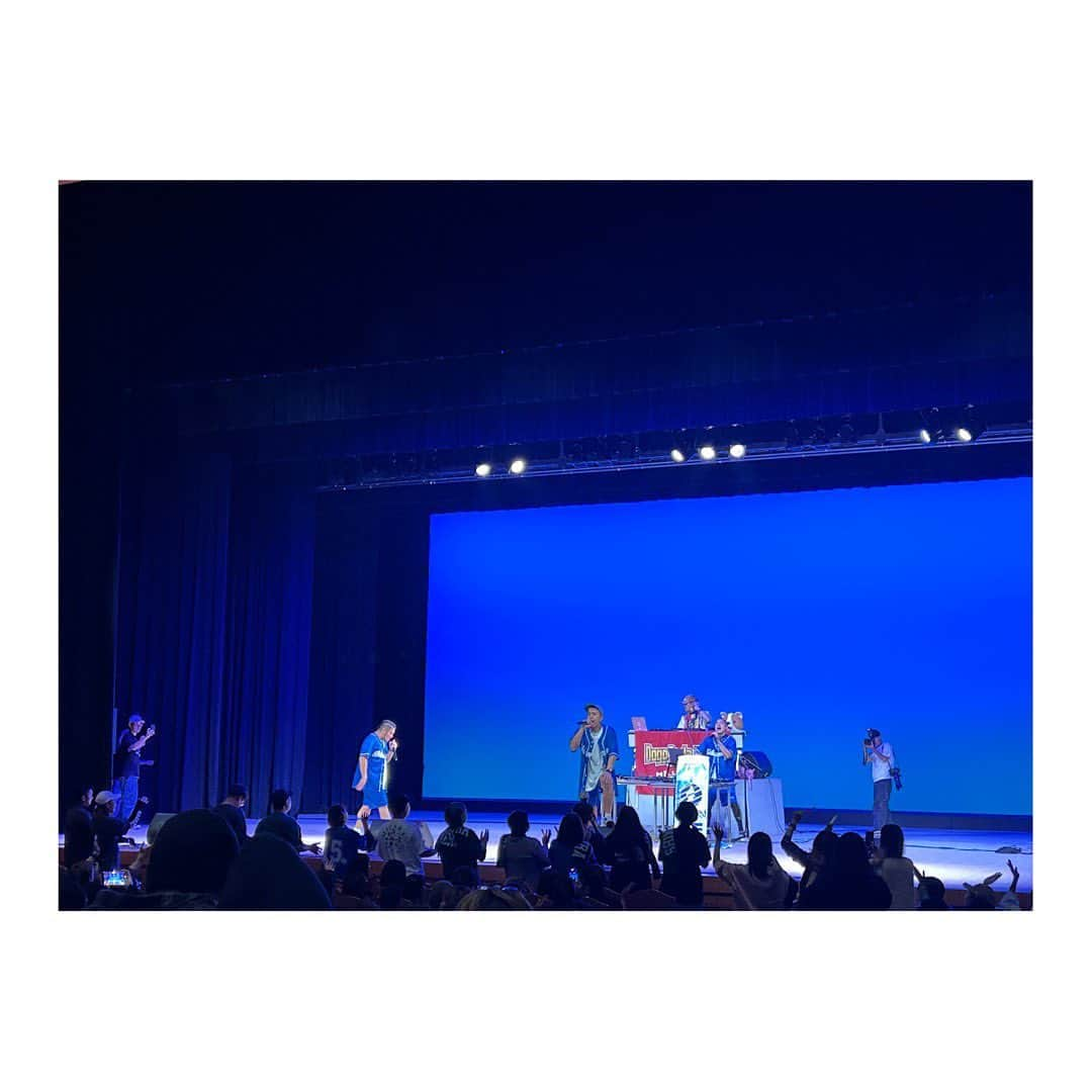 DEppaさんのインスタグラム写真 - (DEppaInstagram)「🎤  本日は#アプリコ大ホール で行われた イベントに出演させて頂きました！  久々のアプリコ！ここに立てるのは嬉しいなぁ  また来年もアプリコでワンマンライブしたい！！！  今日のイベントでは沢山の出会いがありました。  ジャンルは違えど、僕たちは音楽を志した同志。  みんな良いライブしてました！  出会いをくれたDJ RYOTAくんに大感謝です！  本当に本当にありがとう！ @djryota_doggindahouse   また一緒に楽しいことやろうぜ兄弟！  遊びじゃねーから！w🤣👍🏽  そして何より、今日会場に来てくれたシクラ族  本当に本当にありがとう！  少ない人数かもしれないけど「シクラ族がいる」 ただそれだけで最強に心強いんだ。  感謝しかないです。ありがとう。  そんなシクラメンは日曜日も地元大田区でライブ！  #OTAふれあいフェスタ 【ふる浜】で歌います！  シクラメンのライブは1回目が10:30・2回目が14:30です！  観覧無料ですので是非遊びに来てくださいませ！  大田区の皆様！お待ちしております！🙏🏽  他県の皆様！大田区でお待ちしております！🙏🏽  楽しい日曜日にしましょぉーーーッ！✨☀️🎉🦑🐙🍀  #シクラメン #シクラ族 #シクライブ #LIVE #地元 #大田区 #蒲田 #アプリコ大ホール #故郷 #大田区観光PR特使 #蒲田愛 #地元愛 #kamataッ子 #この街への愛なら誰にも負けないぜ #LOVE」11月3日 23時53分 - deppa_shikuramen