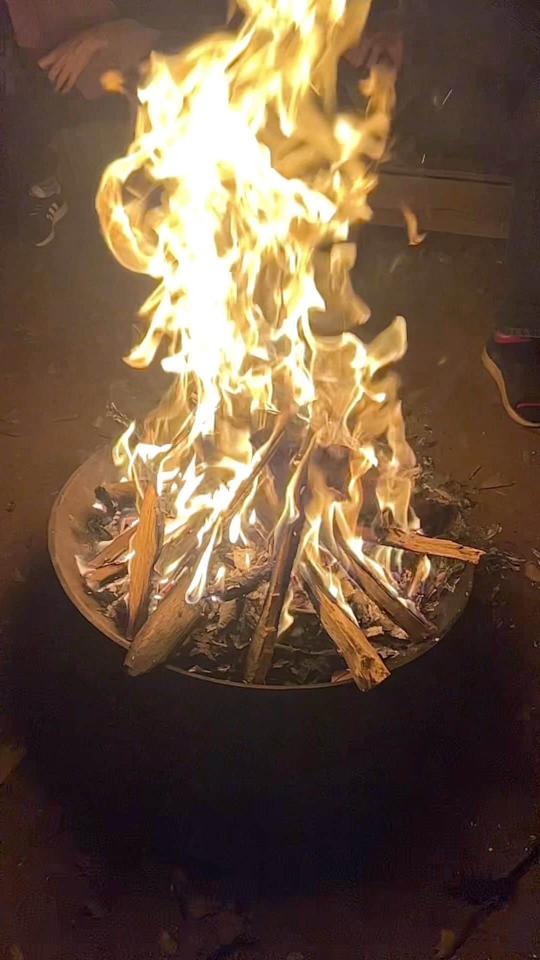 木村多江のインスタグラム：「家族や友人と 火を囲んで おしゃべり。  こんな ひとときが  私には ご褒美だなぁ。」