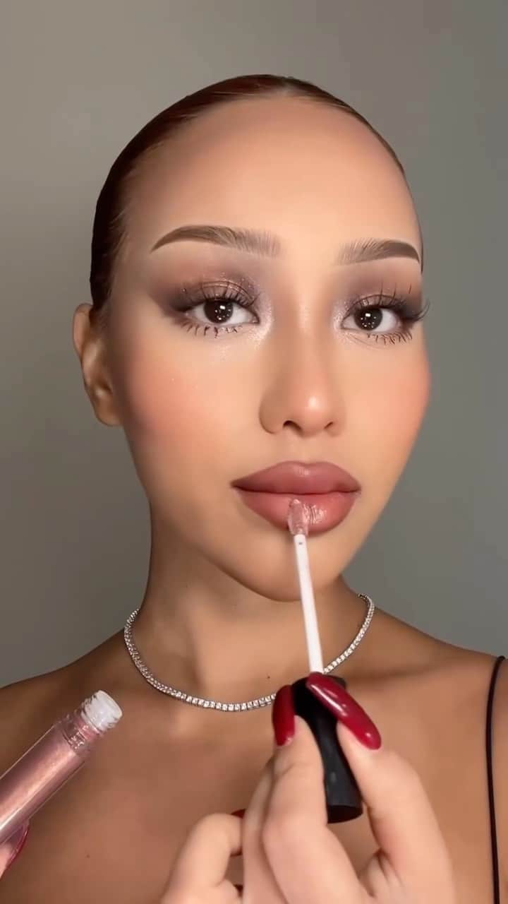 パット・マグラスのインスタグラム：「BEAUTIFULLY BRONZED  ✨💎✨ Sending LOVE to @taontm for this major #Holiday2023 look featuring Bijoux Brilliance Eye Shadow Palette: Bronze Ecstasy & LUST: Gloss™ in ‘BRONZE DIVINITY’. ✨💎✨ Shop NOW on PATMcGRATH.COM  ✨STARRING✨ Bijoux Brilliance Eye Shadow Palette: Bronze Ecstasy LUST: Gloss™ in ‘BRONZE DIVINITY’ - Bronzed Rose With Gold and Pink Pearl」