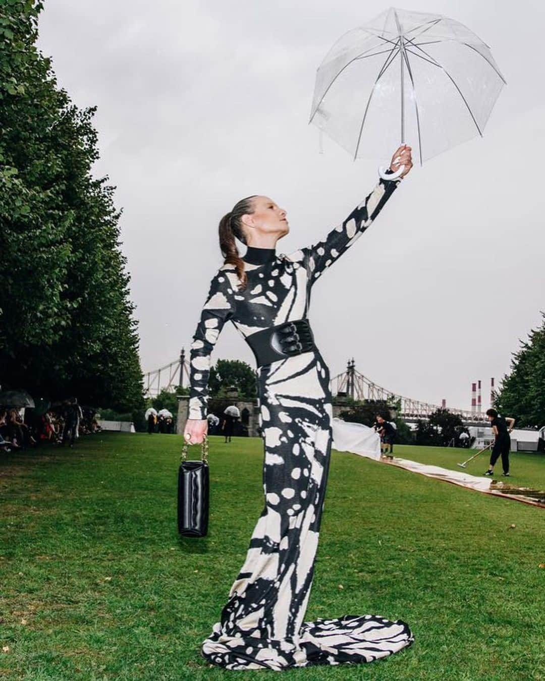 プラバルグルンのインスタグラム：「Bold Luxury⁠ ⁠ @jordan_roth wears the Ivory and Black Butterfly Jacquard Long Sleeve Knit Gown from the Fall Winter 2023 collection to the Prabal Gurung NYFW show」