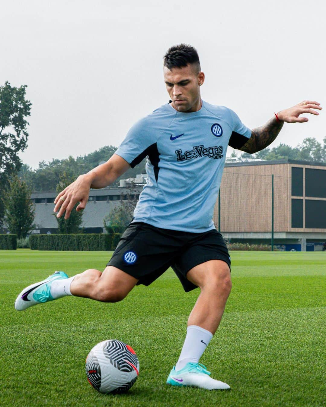 ナイキフットボールさんのインスタグラム写真 - (ナイキフットボールInstagram)「Peak Precision 🎯  @lautaromartinez is charging through the league, powering @inter with his precision shooting ⚽️ and prolific scoring in the Peak Ready Phantom GX ↗️  📸 @unisportstore  #NikeFootball」11月4日 0時00分 - nikefootball