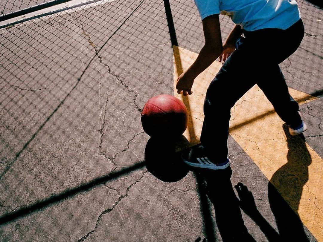 ライカのインスタグラム：「Game on  Street games and epic shadows. With Leica, it's not just a basketball game; it's a dance of light and dark. Tell us, how do shadows add drama to your photos? Share your lens stories using #MyLeicaPhoto  📷:@ruffdraft with Leica M6 #LeicaCamera #Leica #🔴📷」