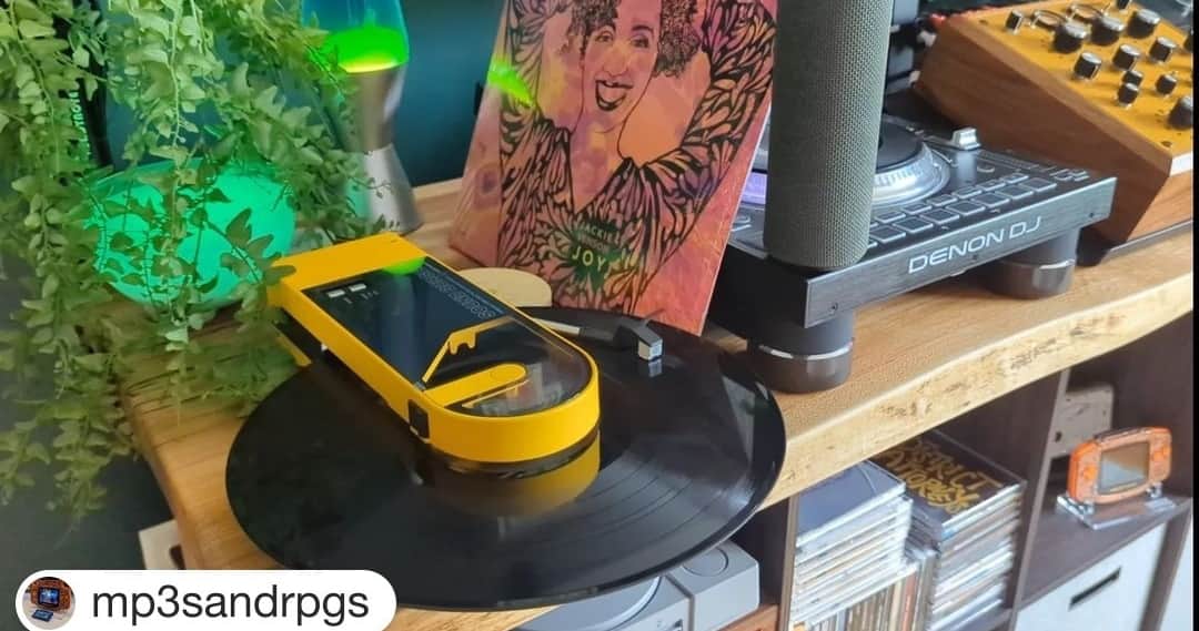 Audio-Technica USAのインスタグラム：「#FanPhotoFriday Experience the perfect blend of vintage style and modern audio technology with the Sound Burger. 🎵🍔Thanks for sharing, @mp3sandrpgs!⁠ .⁠ .⁠ .⁠ .⁠ #AudioTechnica #Turntable #Vinyl #SoundBurger #Music⁠」