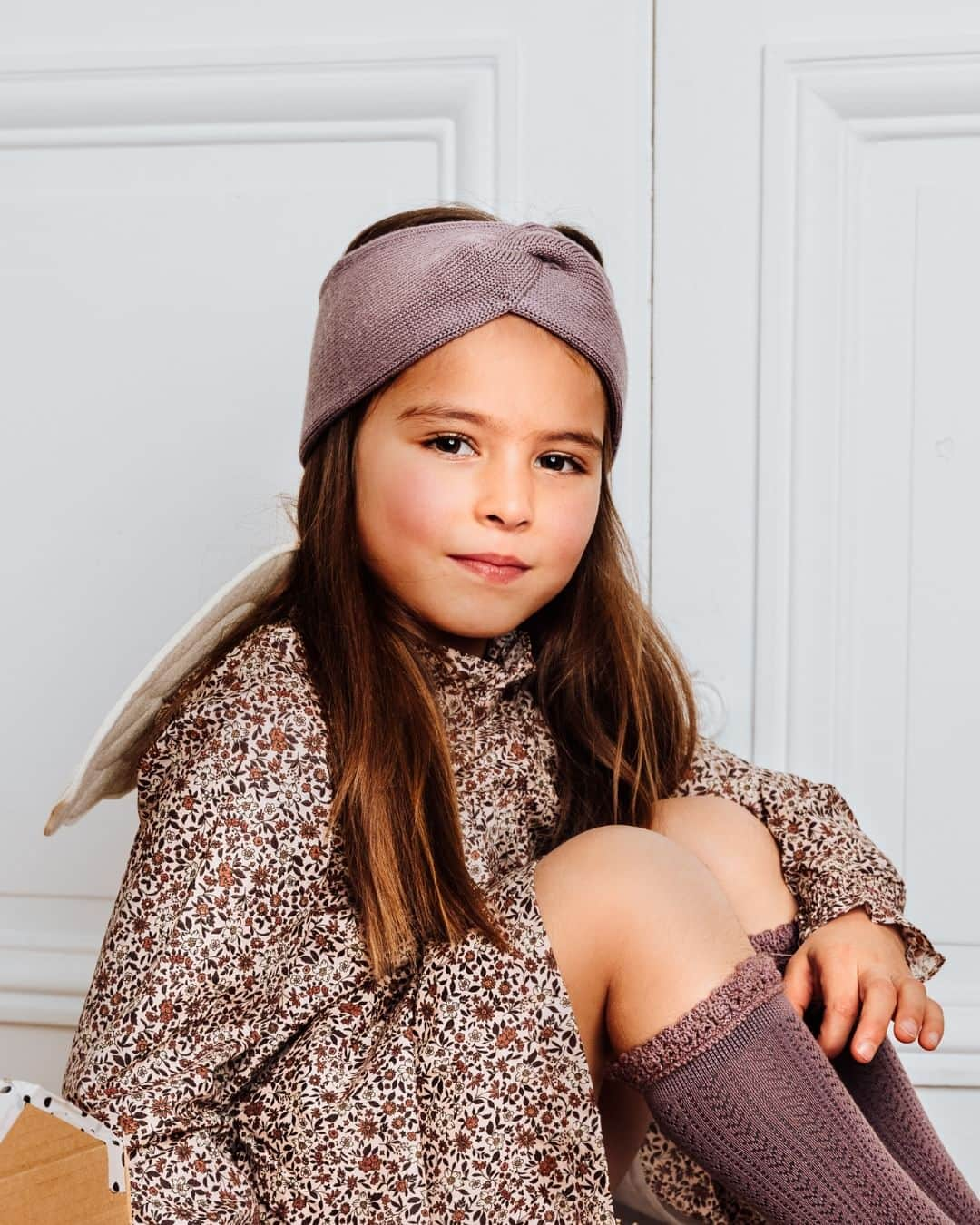 コレジアンさんのインスタグラム写真 - (コレジアンInstagram)「Our new Merino wool headband : LAURE . It's getting cold outside ! Try the new very flat version of our much beloved headband . We have just what you need to keep you warm and cosy this winter BUY THEM NOW ON OUR WEBSITE (link in bio) . Notre nouveau bandeau en laine Mérinos : LAURE . IL COMMENCE A FAIRE FROID ! Essayez la nouvelle version très plate de notre bandeau adoré . Nous avons tous ce qu’il vous faut pour cet hiver!  ACHETEZ LES DES MAINTENANT SUR NOTRE SITE (lien en bio) . Pictures: @laralutzphotography 🥰 Styling: @alizee.clmt 🤩 . #collegiensocks #collegien_officiel #madeinfrance #extrasoft #bestsocksever #instamum #lacetrim #ruffle #slowfashion #ecofriendly #color #shades #collegiencolourpalette #colourpalette #brandidentity #socks #fw23 #키즈삭스 #꼴레지앙 #コレジアン #ベビーソックス #キッズソックス #海外子供服 #童裝 #童襪」11月4日 0時00分 - collegien_officiel