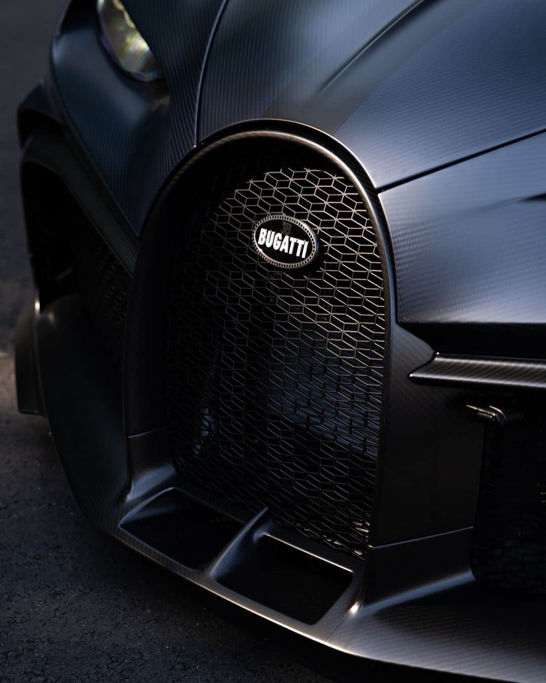 のインスタグラム：「One of only 60 Pur Sport examples, this CHIRON Pur Sport – delivered to a customer by @BUGATTIGreenwich – has a grandeur aesthetic in abundance.   The Matt Blue Royal Carbon entwines majestically with the Matt Black Carbon, creating a regal sense of occasion. Finer details further add to the delicate artistry that this Pur Sport bestows, including the use of ‘Le Patron’ in Matt for the rear logo, wing logo and wheel caps as well as the French Tricolore painted onto both rear wing ends.  #BUGATTI #CHIRONPurSport #BUGATTIGreenwich – WLTP: bugatti.link/consumption」