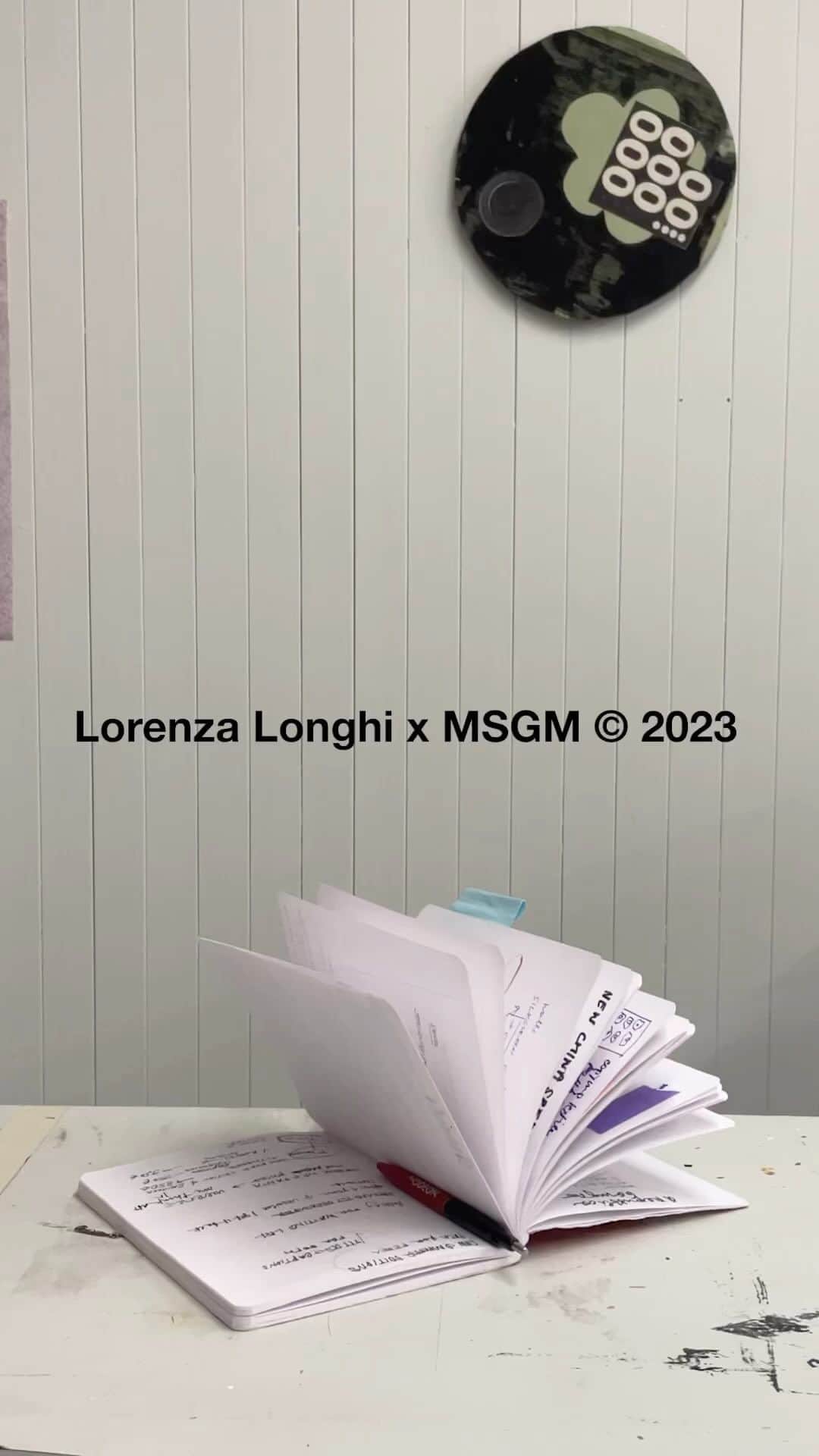 エムエスジーエムのインスタグラム：「Discover the collaboration between #MSGM and Italian artist Lorenza Longhi (@lorenzzzzzzzza) on our website, and in store.   The artist, starting from new and archive prints, remixed the MSGM graphics following her creative methodology.  #lorenzalonghi #lorenzalonghixmsgm  @massimogiorgetti」