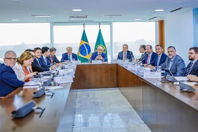 のインスタグラム：「O presidente Lula se reuniu com ministros para discutir projetos de infraestrutura para o Brasil. Ainda neste ano, serão realizadas reuniões com as pastas de serviços, áreas sociais e, por fim, uma reunião ministerial de avaliação geral do governo.   📸 @ricardostuckert」