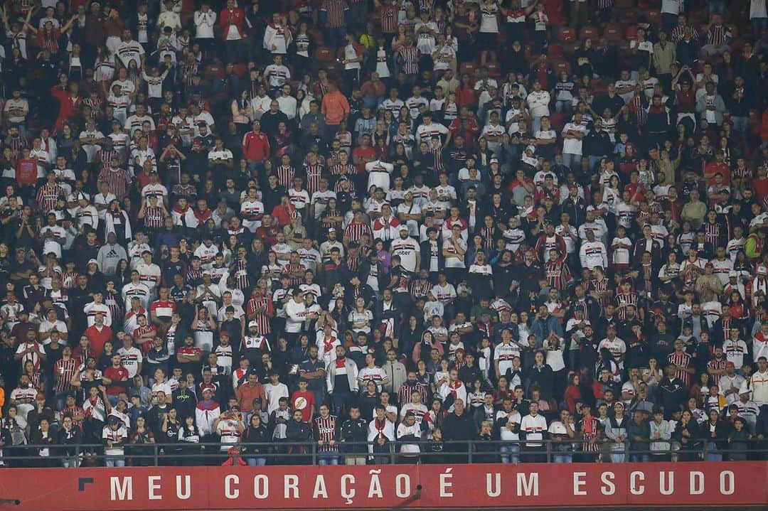 São Paulo FCのインスタグラム：「🫶…de cinco pontas!  #TorcidaQueConduz #VamosSãoPaulo 🇾🇪  📸 Paulo Pinto / saopaulofc」