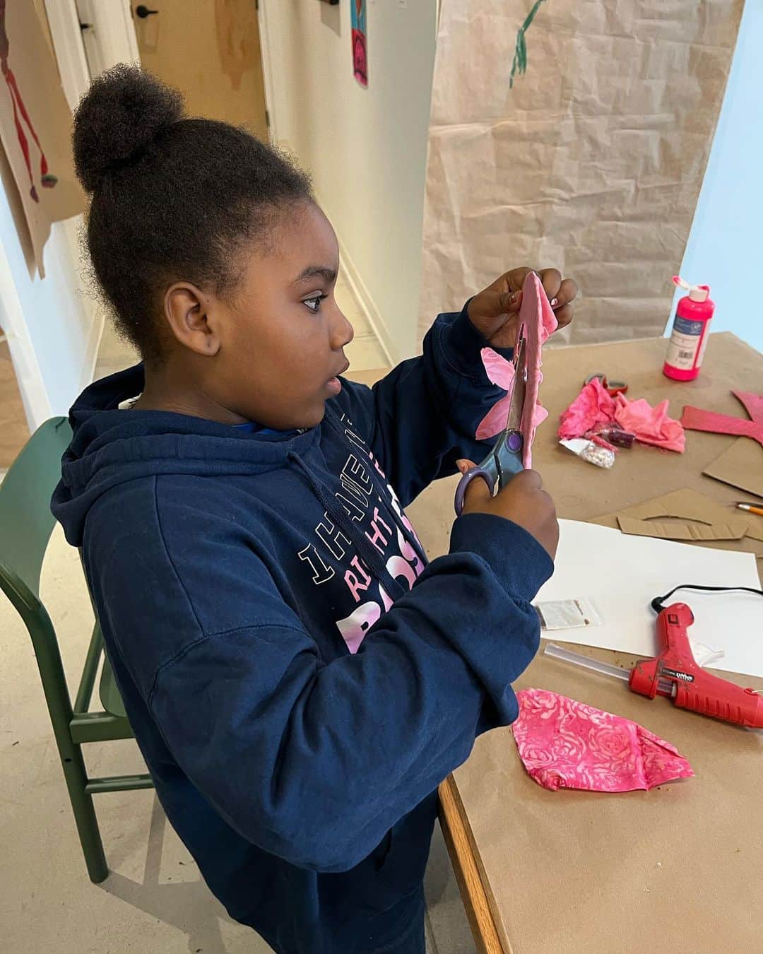 トレイシー リースさんのインスタグラム写真 - (トレイシー リースInstagram)「🎀 A very pink Artisan Studio 🎀 Last month, a 9 year old Artisan Studio student suggested creating artwork centered around Breast Cancer Awareness, as his grandmother had experienced breast cancer. Flip through the photos and see what beautiful collages were made 💗 #healingthroughart」11月5日 4時30分 - tracy_reese