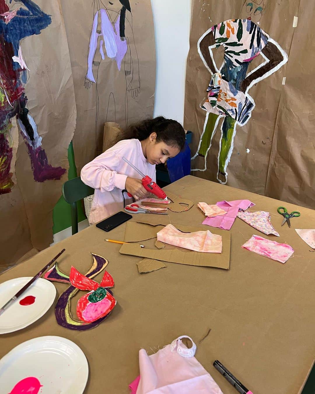 トレイシー リースさんのインスタグラム写真 - (トレイシー リースInstagram)「🎀 A very pink Artisan Studio 🎀 Last month, a 9 year old Artisan Studio student suggested creating artwork centered around Breast Cancer Awareness, as his grandmother had experienced breast cancer. Flip through the photos and see what beautiful collages were made 💗 #healingthroughart」11月5日 4時30分 - tracy_reese