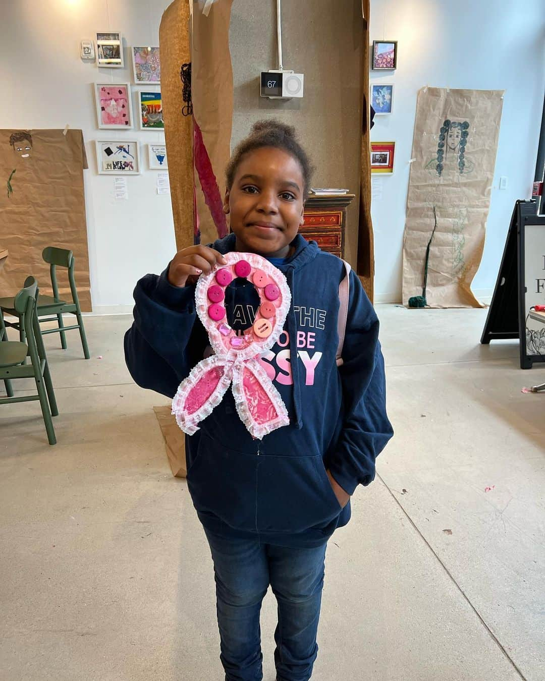 トレイシー リースさんのインスタグラム写真 - (トレイシー リースInstagram)「🎀 A very pink Artisan Studio 🎀 Last month, a 9 year old Artisan Studio student suggested creating artwork centered around Breast Cancer Awareness, as his grandmother had experienced breast cancer. Flip through the photos and see what beautiful collages were made 💗 #healingthroughart」11月5日 4時30分 - tracy_reese