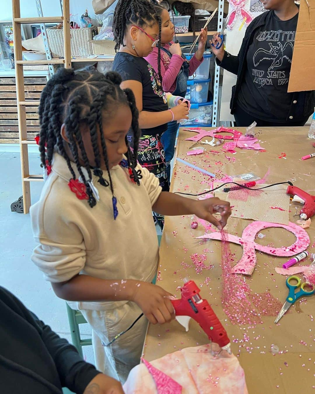 トレイシー リースさんのインスタグラム写真 - (トレイシー リースInstagram)「🎀 A very pink Artisan Studio 🎀 Last month, a 9 year old Artisan Studio student suggested creating artwork centered around Breast Cancer Awareness, as his grandmother had experienced breast cancer. Flip through the photos and see what beautiful collages were made 💗 #healingthroughart」11月5日 4時30分 - tracy_reese