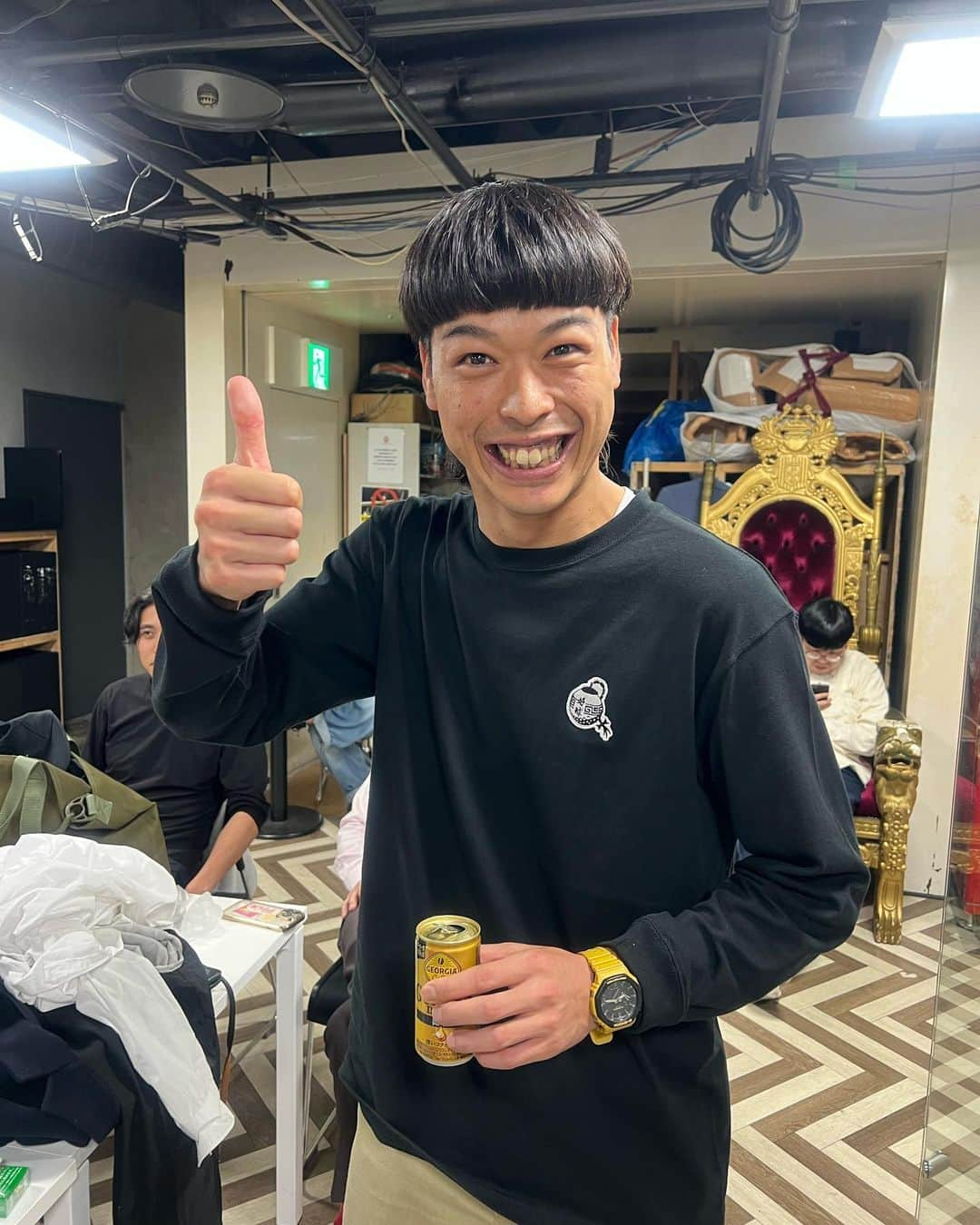 辻井亮平のインスタグラム：「来たか。エース。  大阪で俺の真似やってみてって言われたりもしてるみたいやな。  俺も東京で周りによく言われるぞ。  エースに似すぎてるってな。  ただ難しいわなぁ。  顔が似てる訳でも無ければ決まった分かりやすいフレーズの言い方が似てる訳でもない。  せやから何かを披露して伝わるもんやないんやろうでなぁ。  俺もお前の何かを披露出来るかって言われたら出来ひん。  俺には分かるぞエース。  そのフリきた時きついやろ？？  俺も同じや。  ただな。今日もお前が話してる所を少しだけやけど聞いてみた。モニターは見ずに目をつぶって音声だけでなぁ。  声、表現の仕方、雰囲気。  全てニュアンスのものやけど。  20代の頃の俺にそっくりや。  今の俺ではないけど若い時の俺が喋ってるみたいやったな。  周りが言うのも仕方ないほどになぁ。  しかし何度も言う様に披露して出来る様なもんじゃないでな。  ソウルが似てるというかな。  不思議な感覚や。こんな似方してるヤツおるんや、、と。  俺は似てる奴ってのはおればおるほど嬉しいと思うタイプやでな。  きつい時もあるやろうけど支え合っていこうでなぁ。  #ごちゃごちゃ言うてみました #バッテリィズ #エース #またな #もう1人の #魂の俺よ #山さん」