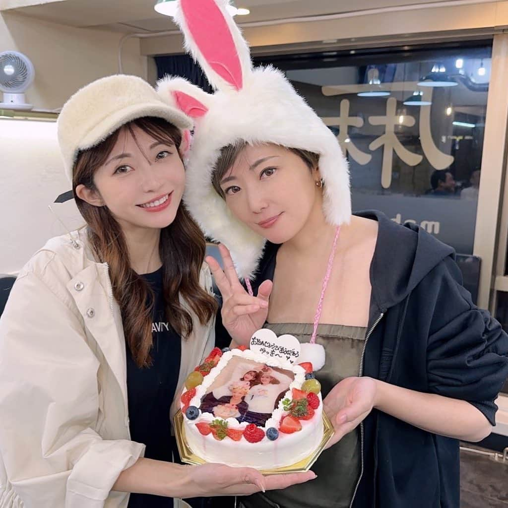 折原みかのインスタグラム：「ゆっきーねぇさま お誕生日おめでとう🎉 楽ちかった🐰❤️🥂  #お祝い #バースデー #おめでとうございます #スペシャルケーキ #麻雀プロ #女流プロ #うさぎちゃん」