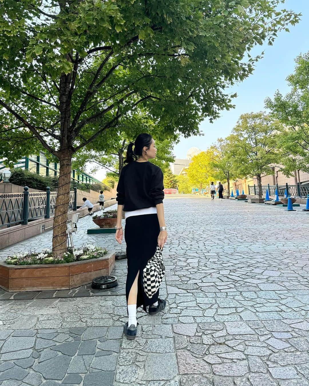 Rienaさんのインスタグラム写真 - (RienaInstagram)「・ 珍しく全身ブラックコーデ  ポカポカ三連休🌞🌱  #Riena#hm#adidas」11月4日 0時07分 - riena0809