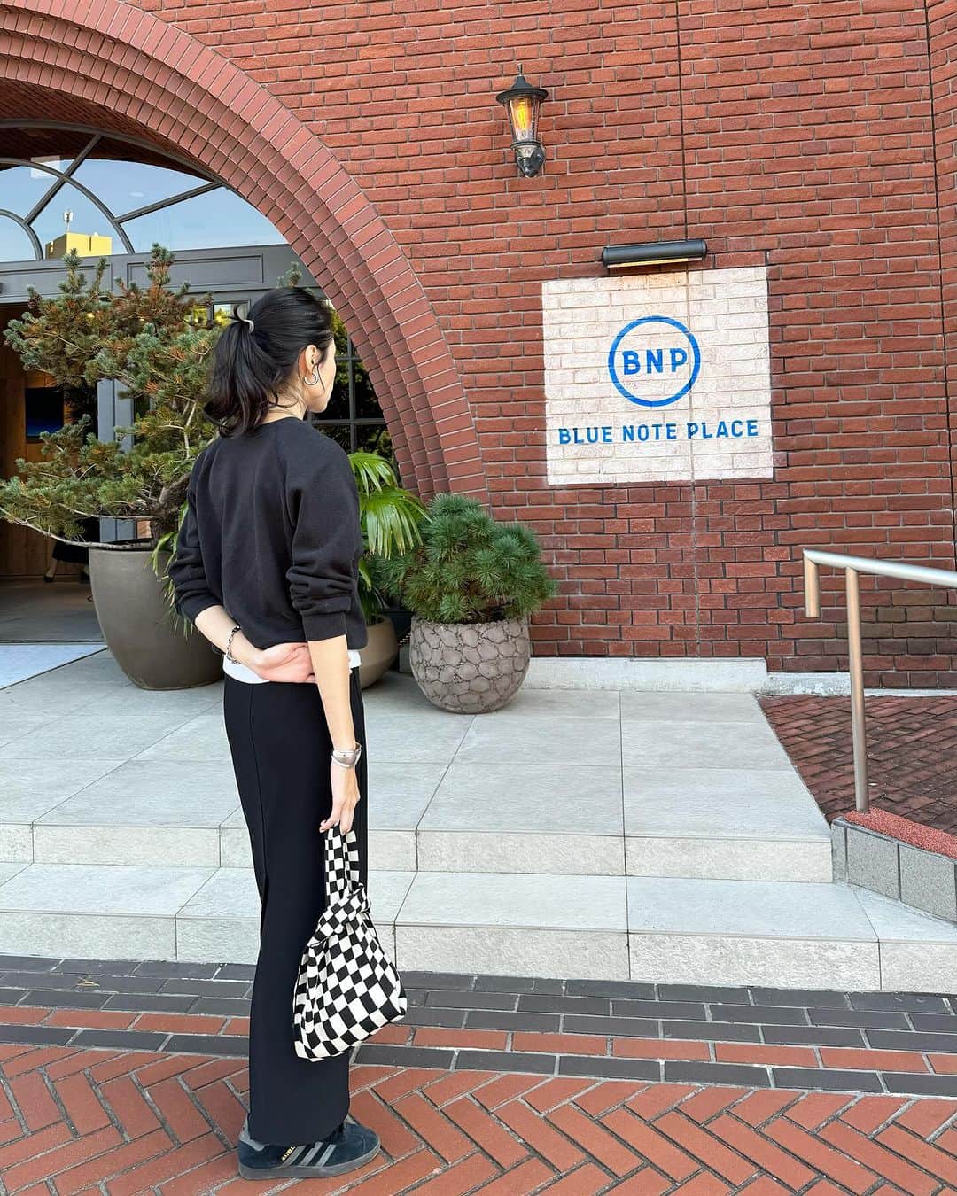 Rienaさんのインスタグラム写真 - (RienaInstagram)「・ 珍しく全身ブラックコーデ  ポカポカ三連休🌞🌱  #Riena#hm#adidas」11月4日 0時07分 - riena0809