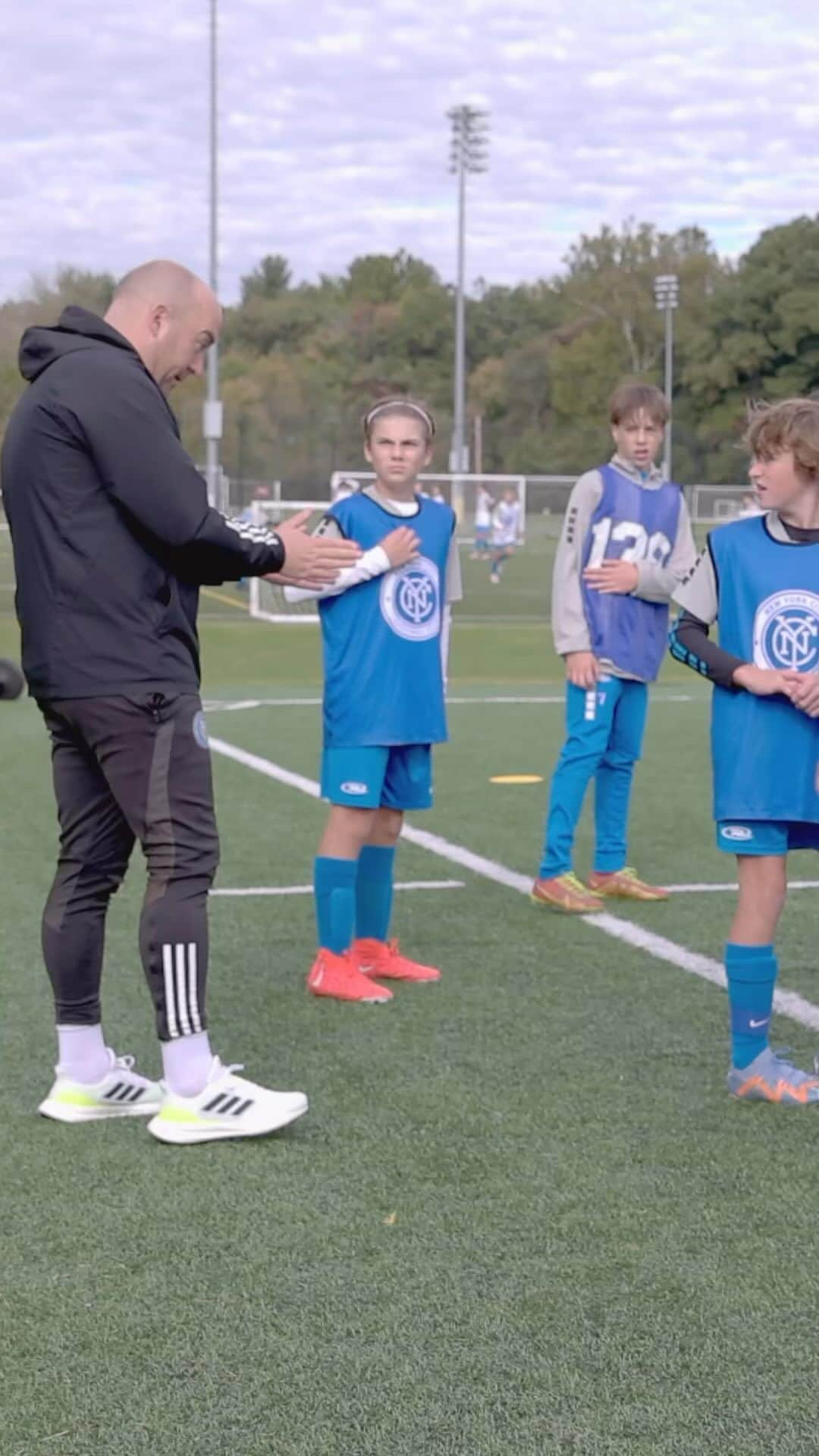 ニューヨーク・シティFCのインスタグラム：「“It’s always easiest to learn about something when you do it through something you love.”  #NYCFC linked up with @xylem_inc and youth players from @rushsoccer to learn about water responsibility on and off the pitch 💦」